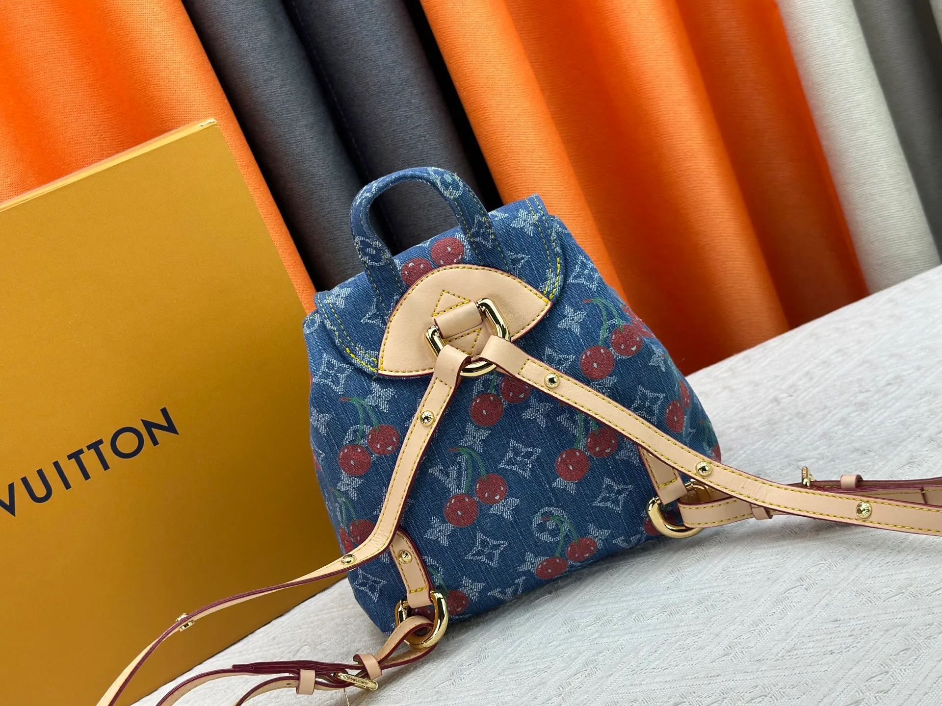 P340 M13679 M13031 M46836 M13081 Upgraded original version This Venice backpack is from the Louis Vuitton x Takashi Murakami replica series. The Monogram denim is blended with personalized cherry embroidery, using interesting brushwork to interpret the colorful interest painted by Japanese artists. Fine leather outlines the slender shoulder straps, and shiny buckles accentuate the flap and outer pocket. 26 x 7 x 24 cm (height x width x length)