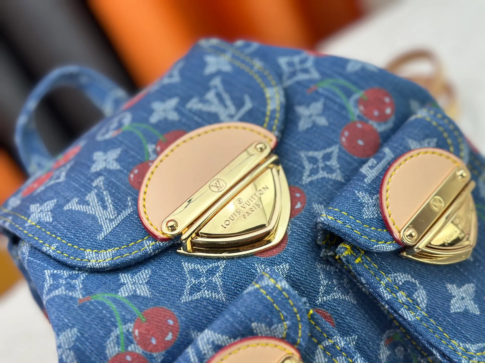 P340 M13679 M13031 M46836 M13081 Upgraded original version This Venice backpack is from the Louis Vuitton x Takashi Murakami replica series. The Monogram denim is blended with personalized cherry embroidery, using interesting brushwork to interpret the colorful interest painted by Japanese artists. Fine leather outlines the slender shoulder straps, and shiny buckles accentuate the flap and outer pocket. 26 x 7 x 24 cm (height x width x length)
