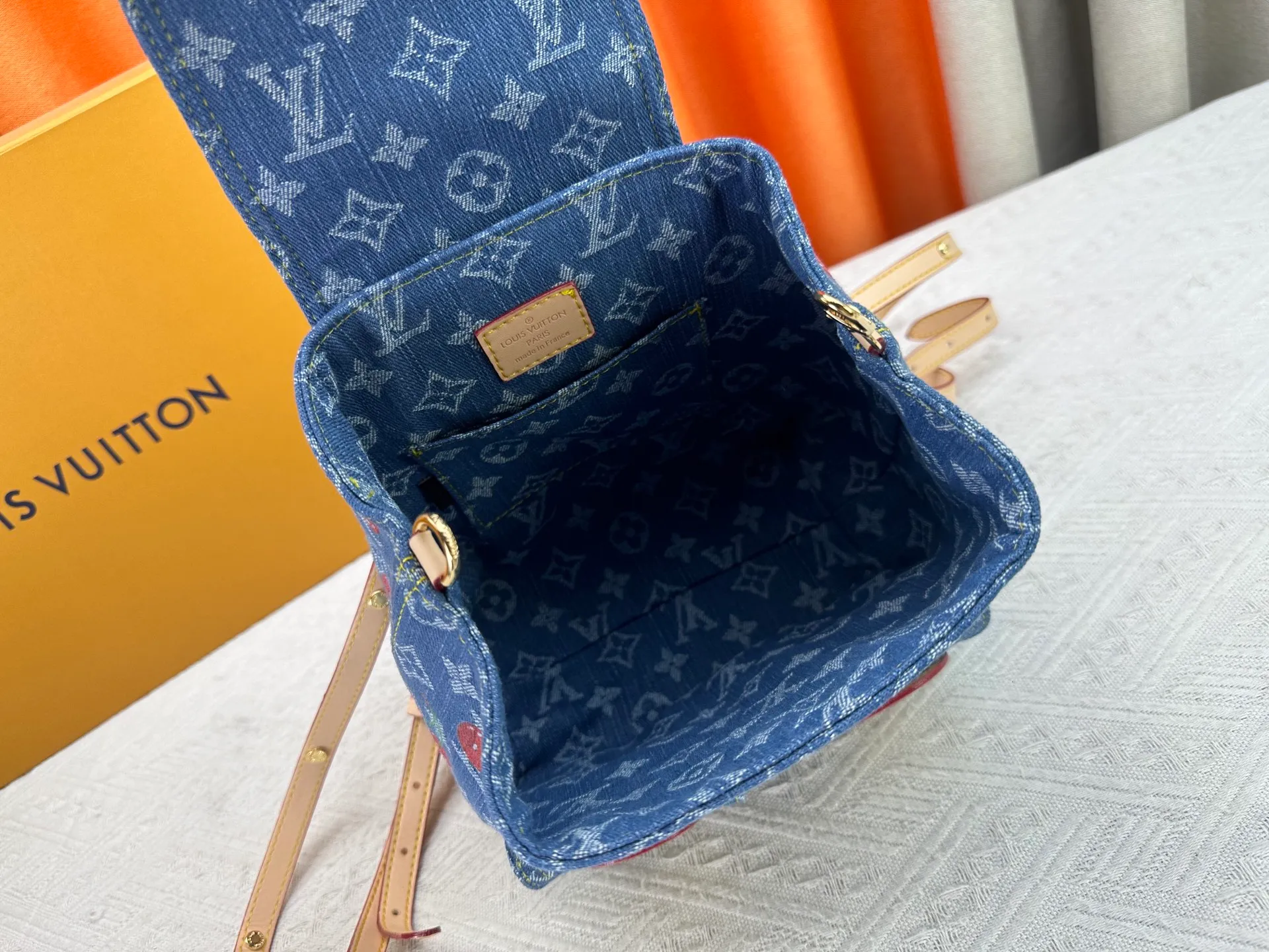P340 M13679 M13031 M46836 M13081 Upgraded original version This Venice backpack is from the Louis Vuitton x Takashi Murakami replica series. The Monogram denim is blended with personalized cherry embroidery, using interesting brushwork to interpret the colorful interest painted by Japanese artists. Fine leather outlines the slender shoulder straps, and shiny buckles accentuate the flap and outer pocket. 26 x 7 x 24 cm (height x width x length)