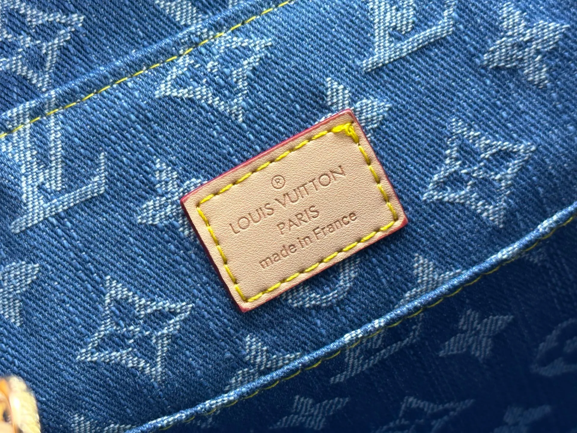 P340 M13679 M13031 M46836 M13081 Upgraded original version This Venice backpack is from the Louis Vuitton x Takashi Murakami replica series. The Monogram denim is blended with personalized cherry embroidery, using interesting brushwork to interpret the colorful interest painted by Japanese artists. Fine leather outlines the slender shoulder straps, and shiny buckles accentuate the flap and outer pocket. 26 x 7 x 24 cm (height x width x length)