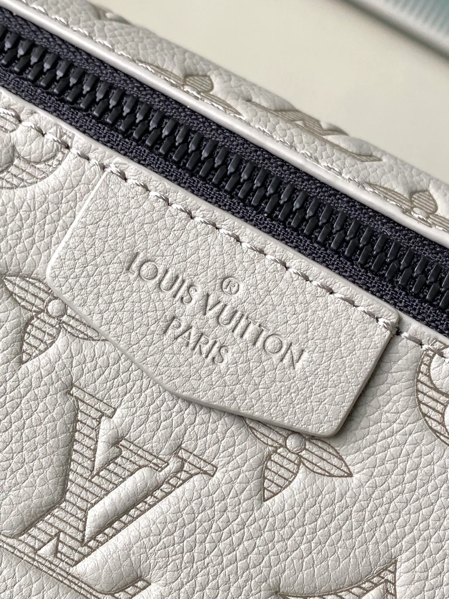 💰940 (top-grain leather) top original order M14912 This Pulse messenger bag is made of Monogram Shadow embossed cow leather and elegant metal parts to highlight the sporty shape, and is equipped with zipper bags on the top and bottom of the flap. Adjustable fabric shoulder strap allows for shoulder or cross-body wear. Dimensions: 26.6 × 17 × 11 cm