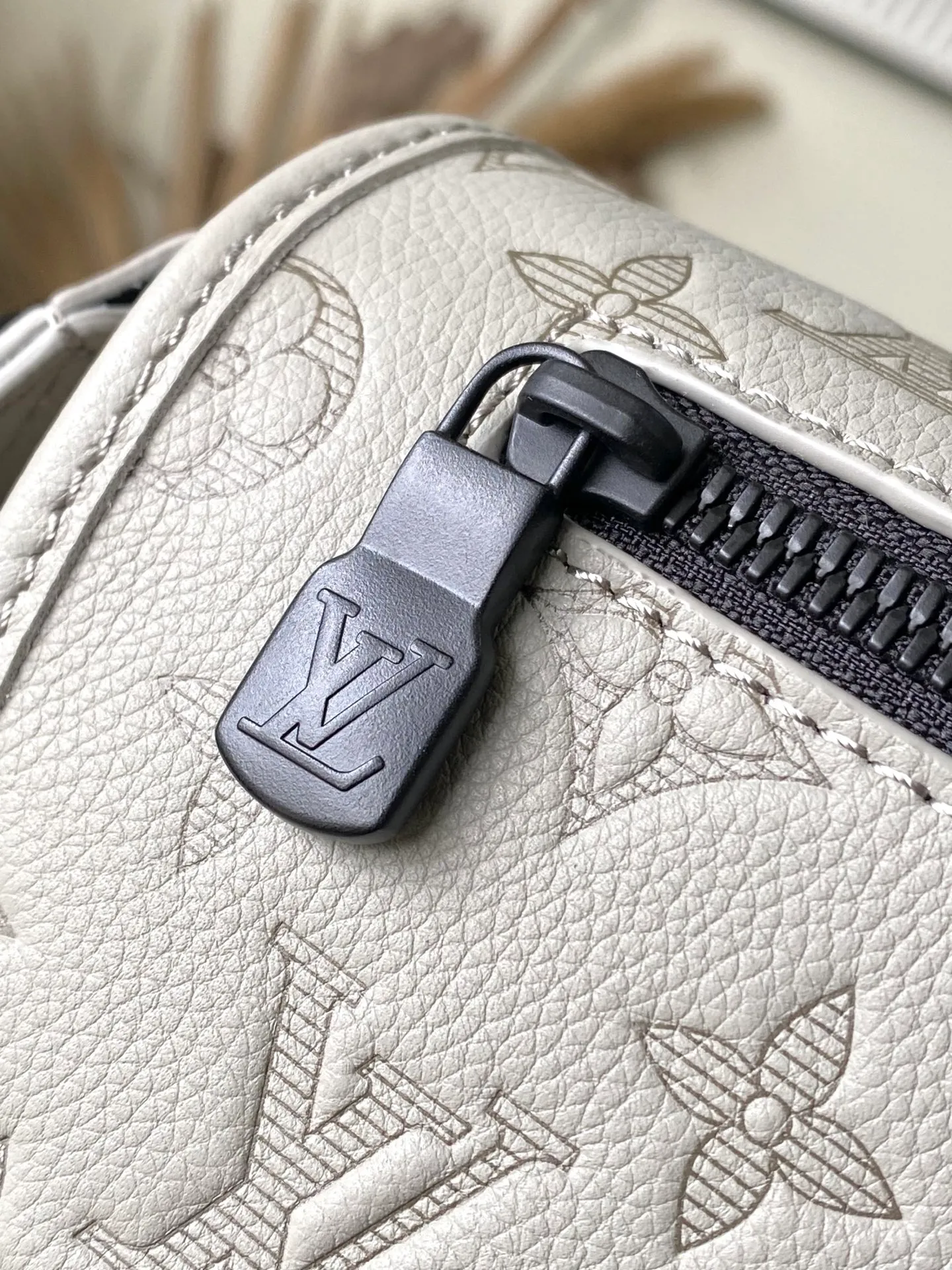 💰940 (top-grain leather) top original order M14912 This Pulse messenger bag is made of Monogram Shadow embossed cow leather and elegant metal parts to highlight the sporty shape, and is equipped with zipper bags on the top and bottom of the flap. Adjustable fabric shoulder strap allows for shoulder or cross-body wear. Dimensions: 26.6 × 17 × 11 cm