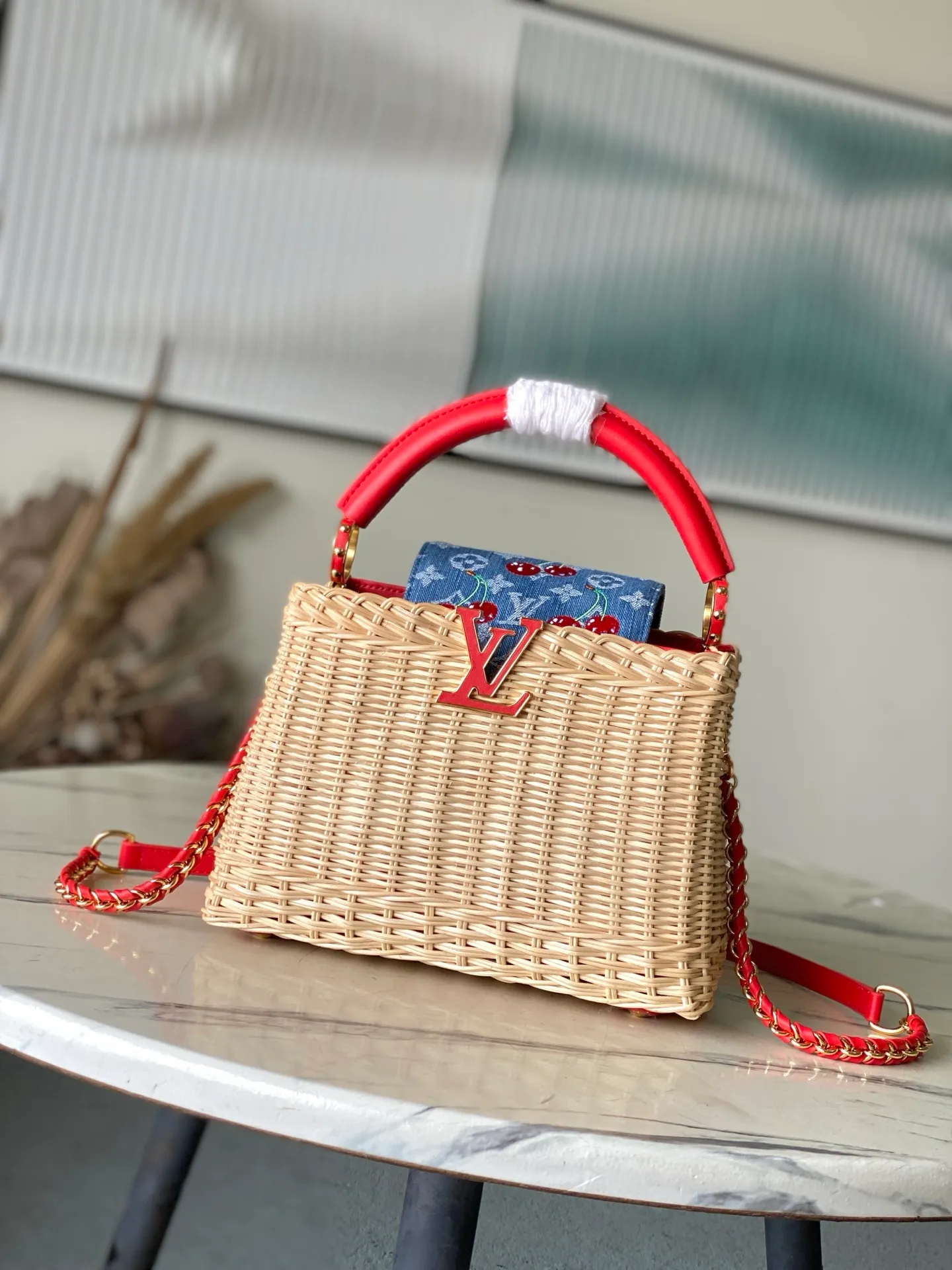 💰2480 Premium Original Leather M14295 Red Leather Small This Capucines mini handbag meets the eye-catching details of the Louis Vuitton × Murakami replica series, and uses fresh elements to highlight the trendy style. The rattan bag body complements the handles, woven shoulder straps and LV letters, and the top flap is delicately embellished with cherry patterns. Dimensions: 18 × 27 × 9 cm