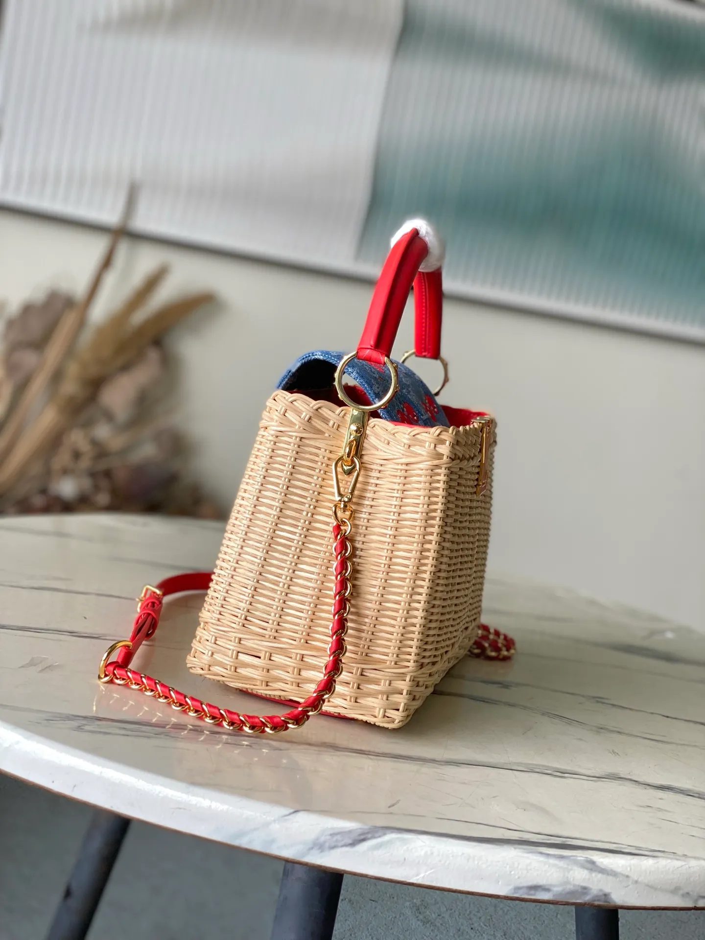 💰2480 Premium Original Leather M14295 Red Leather Small This Capucines mini handbag meets the eye-catching details of the Louis Vuitton × Murakami replica series, and uses fresh elements to highlight the trendy style. The rattan bag body complements the handles, woven shoulder straps and LV letters, and the top flap is delicately embellished with cherry patterns. Dimensions: 18 × 27 × 9 cm