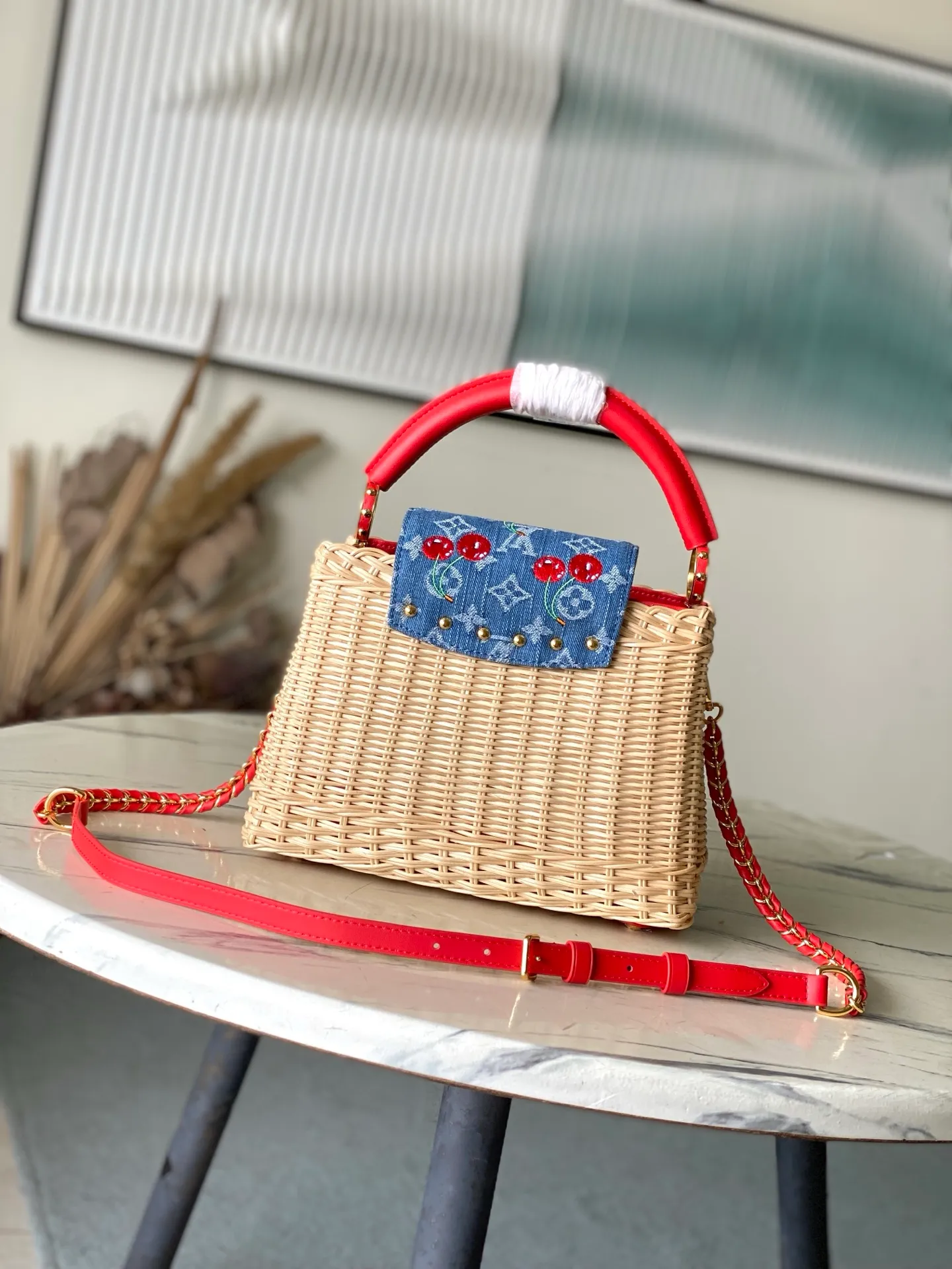💰2480 Premium Original Leather M14295 Red Leather Small This Capucines mini handbag meets the eye-catching details of the Louis Vuitton × Murakami replica series, and uses fresh elements to highlight the trendy style. The rattan bag body complements the handles, woven shoulder straps and LV letters, and the top flap is delicately embellished with cherry patterns. Dimensions: 18 × 27 × 9 cm