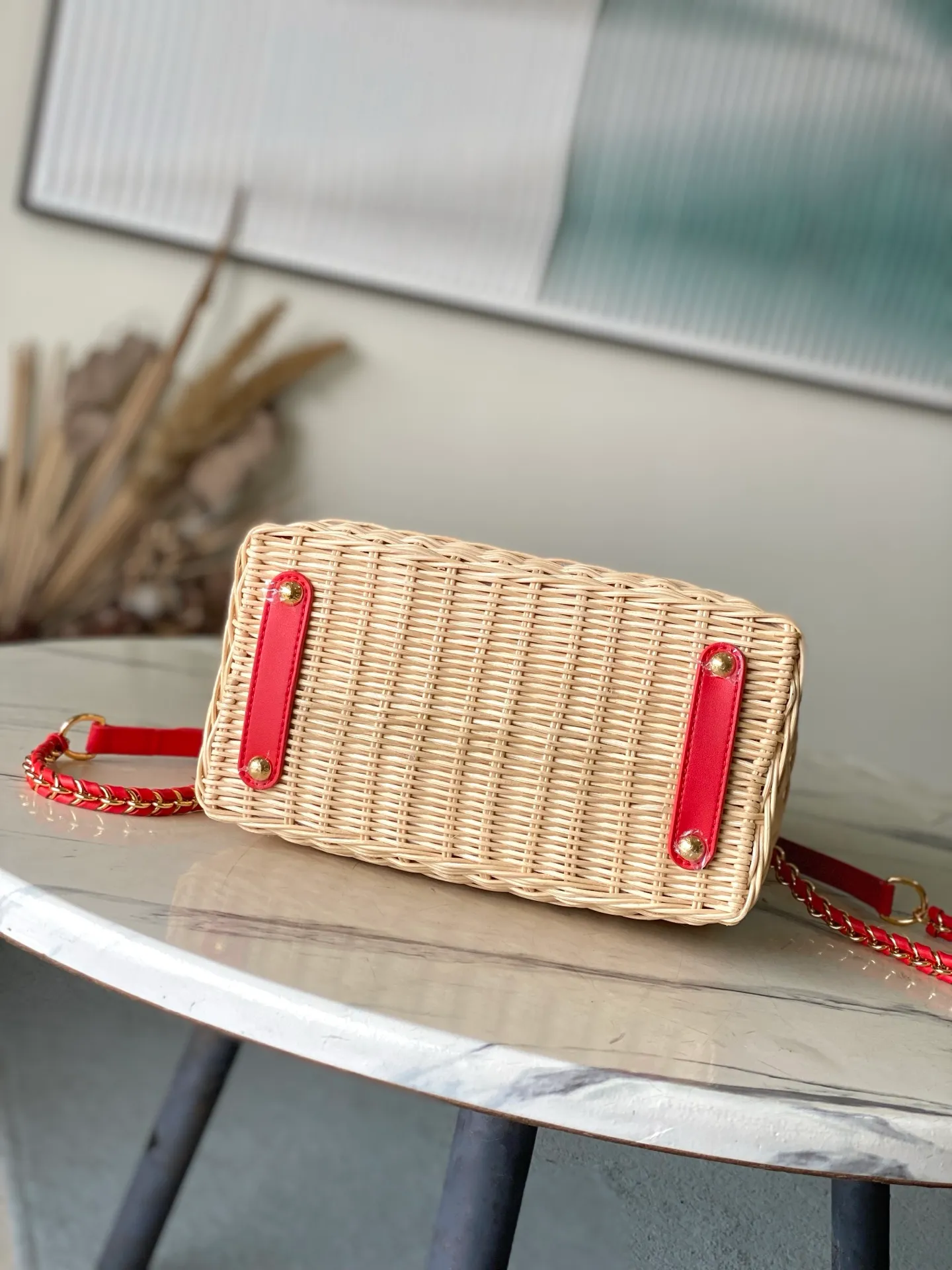 💰2480 Premium Original Leather M14295 Red Leather Small This Capucines mini handbag meets the eye-catching details of the Louis Vuitton × Murakami replica series, and uses fresh elements to highlight the trendy style. The rattan bag body complements the handles, woven shoulder straps and LV letters, and the top flap is delicately embellished with cherry patterns. Dimensions: 18 × 27 × 9 cm
