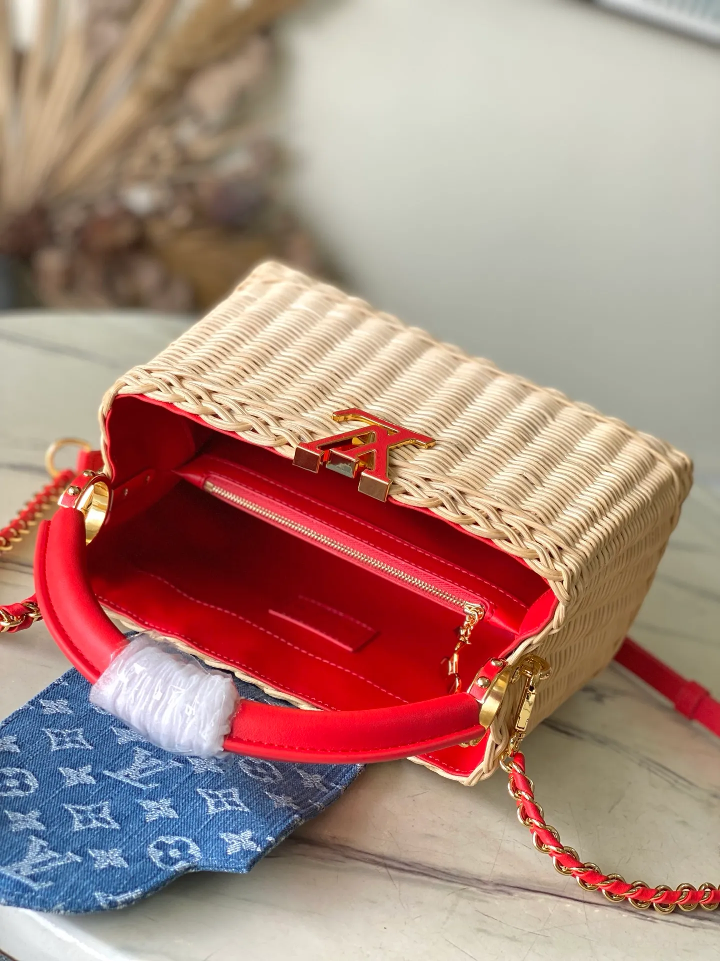 💰2480 Premium Original Leather M14295 Red Leather Small This Capucines mini handbag meets the eye-catching details of the Louis Vuitton × Murakami replica series, and uses fresh elements to highlight the trendy style. The rattan bag body complements the handles, woven shoulder straps and LV letters, and the top flap is delicately embellished with cherry patterns. Dimensions: 18 × 27 × 9 cm