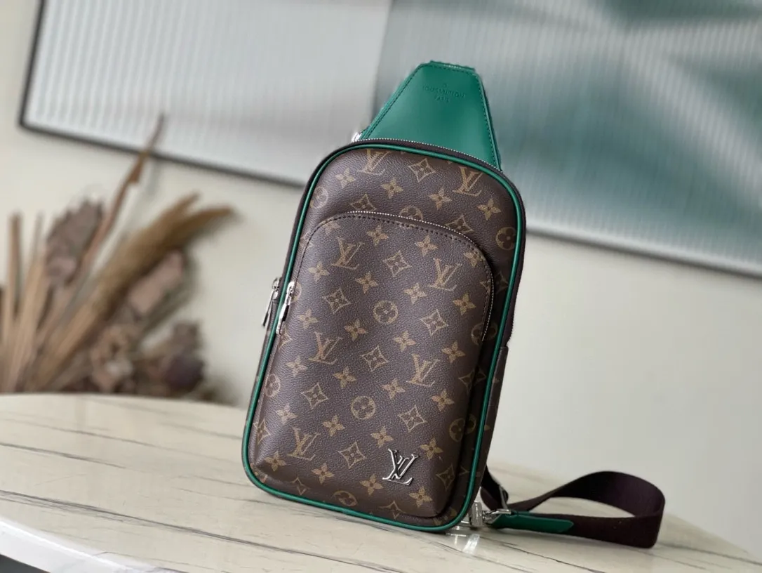 💰860 Top Original M12734 This Avenue shoulder bag is from the LV Colomania series. It cleverly combines the Monogram Macassar coated canvas body with the cow leather top, creating a modern alternative to traditional backpacks. The fabric lining is lined with stripes, echoing the interior elements of the brand's classic hard cases. Dimensions: 20 × 31 × 7 cm