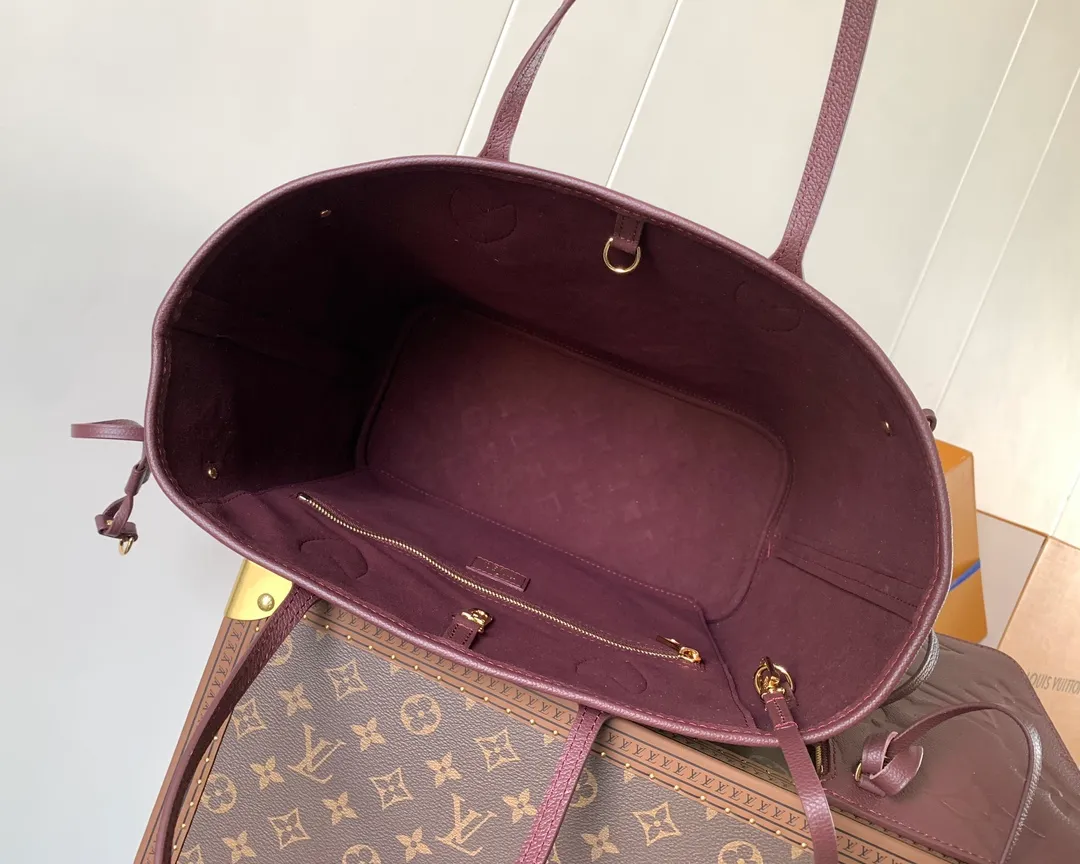 💰1180 (top layer leather) top original order M47143 blue M46482 haze blue M46599 maroon M45685 black M45684 beige M45686 gray M46516 vanilla M46514 blue gradient M46329 nude pink M45686 apricot print M46135 brown Neverfull medium shopping bag! Redesigned interior pockets feature fresh fabric linings and vintage details inspired by the archives, most notably the detachable zippered clutch, which can be used on its own as a sophisticated clutch or as an additional pocket. 32x29x17cm