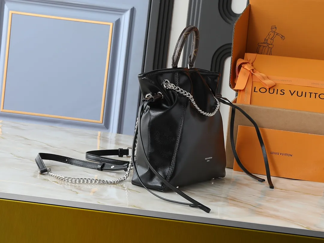 💰320💰Upgraded from the original M25522. This LV Vibe series launches the Off Duty backpack, which is made of sheep leather and has a casual configuration, making it a good choice for daily travel. The jewel-like luster chain is embellished with the LV Circle logo, and can be easily converted into a shoulder bag. Dimensions: 24.0 x 25.0 x 10.0 cm (length x height x width)