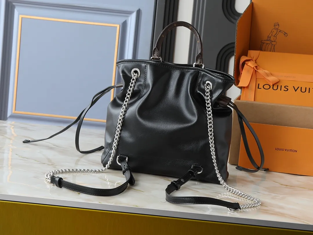 💰320💰Upgraded from the original M25522. This LV Vibe series launches the Off Duty backpack, which is made of sheep leather and has a casual configuration, making it a good choice for daily travel. The jewel-like luster chain is embellished with the LV Circle logo, and can be easily converted into a shoulder bag. Dimensions: 24.0 x 25.0 x 10.0 cm (length x height x width)