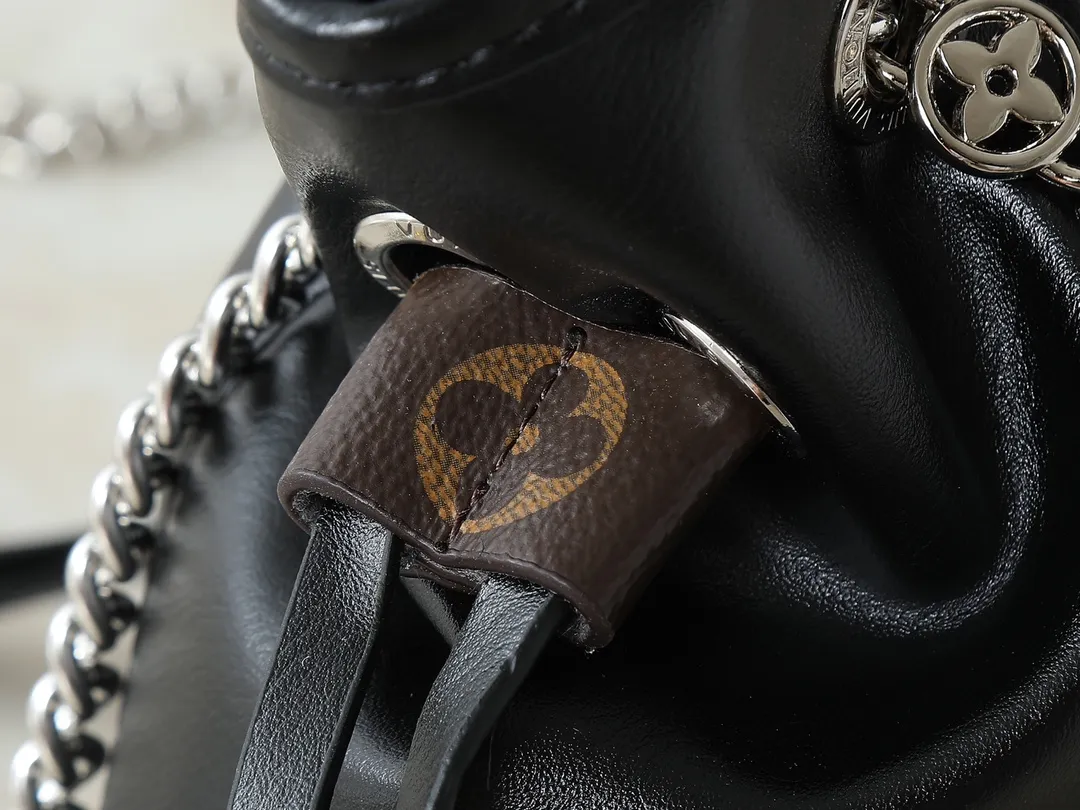 💰320💰Upgraded from the original M25522. This LV Vibe series launches the Off Duty backpack, which is made of sheep leather and has a casual configuration, making it a good choice for daily travel. The jewel-like luster chain is embellished with the LV Circle logo, and can be easily converted into a shoulder bag. Dimensions: 24.0 x 25.0 x 10.0 cm (length x height x width)