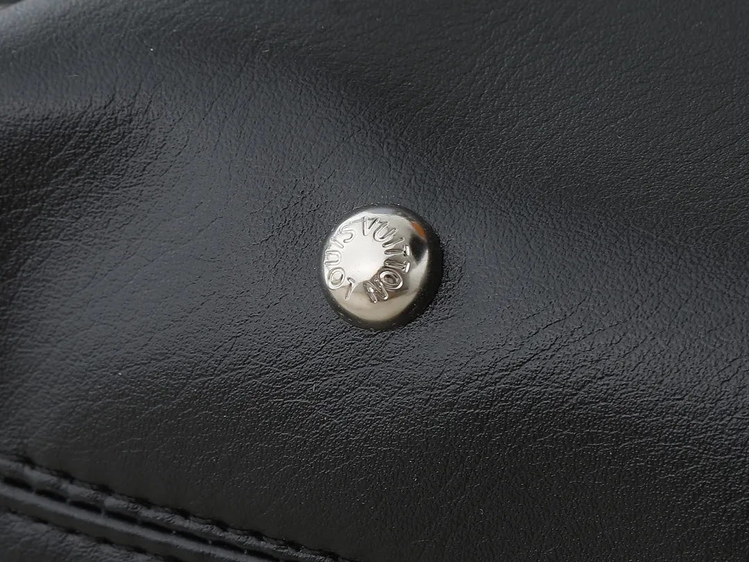 💰320💰Upgraded from the original M25522. This LV Vibe series launches the Off Duty backpack, which is made of sheep leather and has a casual configuration, making it a good choice for daily travel. The jewel-like luster chain is embellished with the LV Circle logo, and can be easily converted into a shoulder bag. Dimensions: 24.0 x 25.0 x 10.0 cm (length x height x width)
