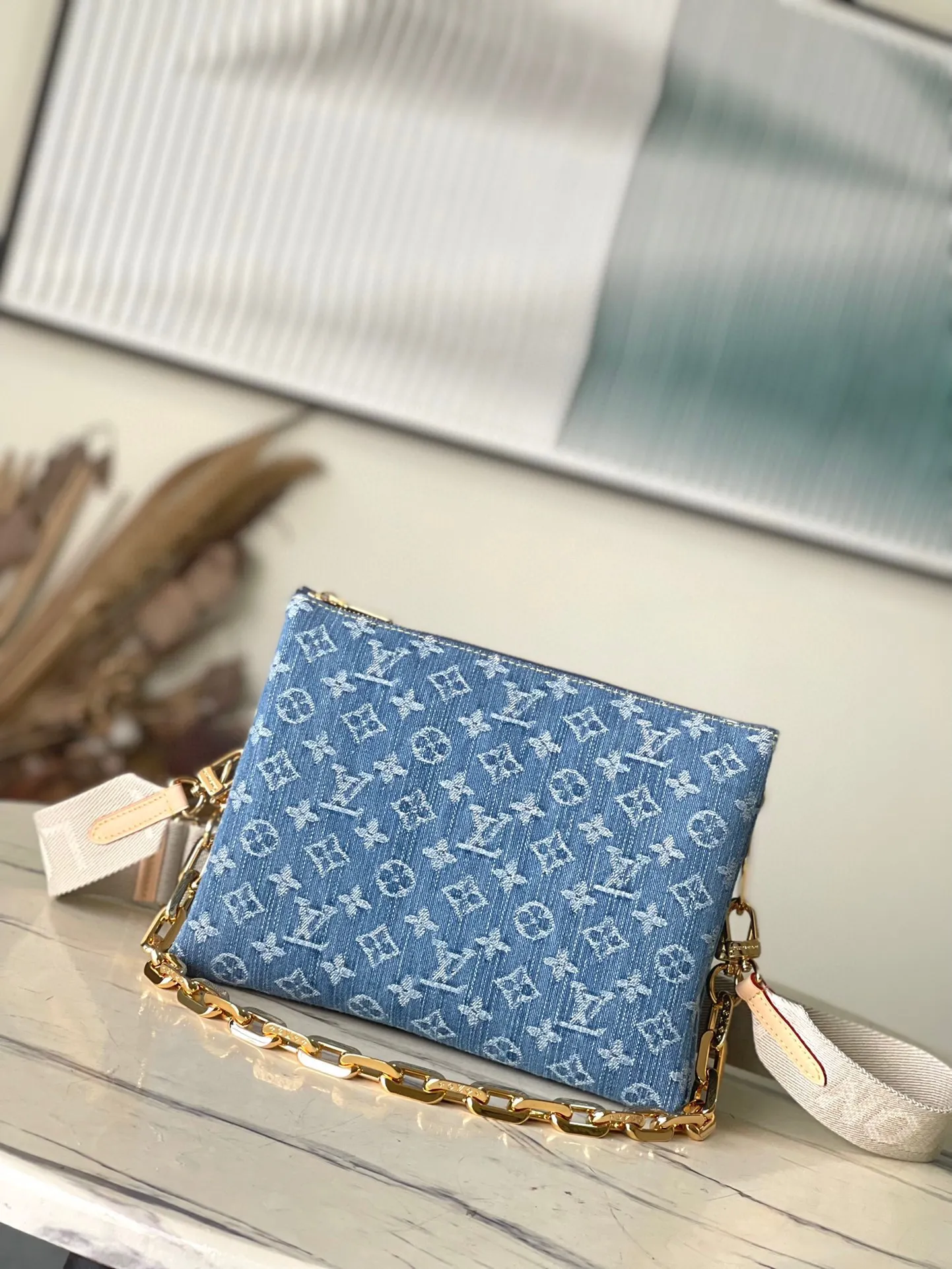 💰1260 (steel chain) top original order M24564 This small Coussin handbag is made of new season cotton denim to give it a fresh and elegant atmosphere, and relies on bleaching and sand-washing processes to achieve a unique look. With the detachable thick chain and wide fabric shoulder strap, the lightweight carrying experience has been upgraded again. 26 x 20 x 12 cm (length x height x width)