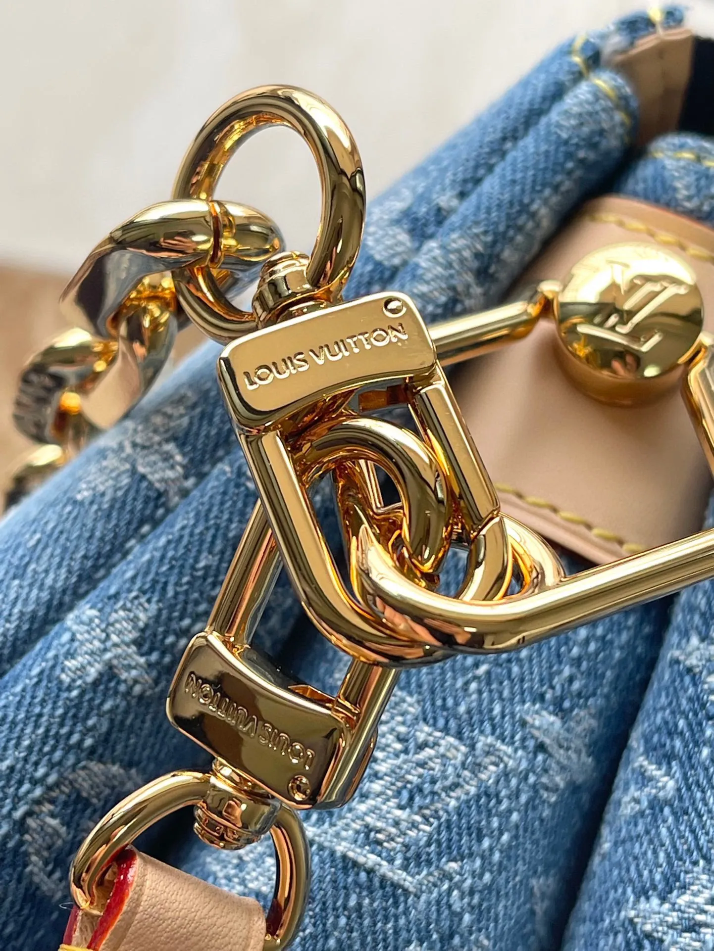 💰1260 (steel chain) top original order M24564 This small Coussin handbag is made of new season cotton denim to give it a fresh and elegant atmosphere, and relies on bleaching and sand-washing processes to achieve a unique look. With the detachable thick chain and wide fabric shoulder strap, the lightweight carrying experience has been upgraded again. 26 x 20 x 12 cm (length x height x width)