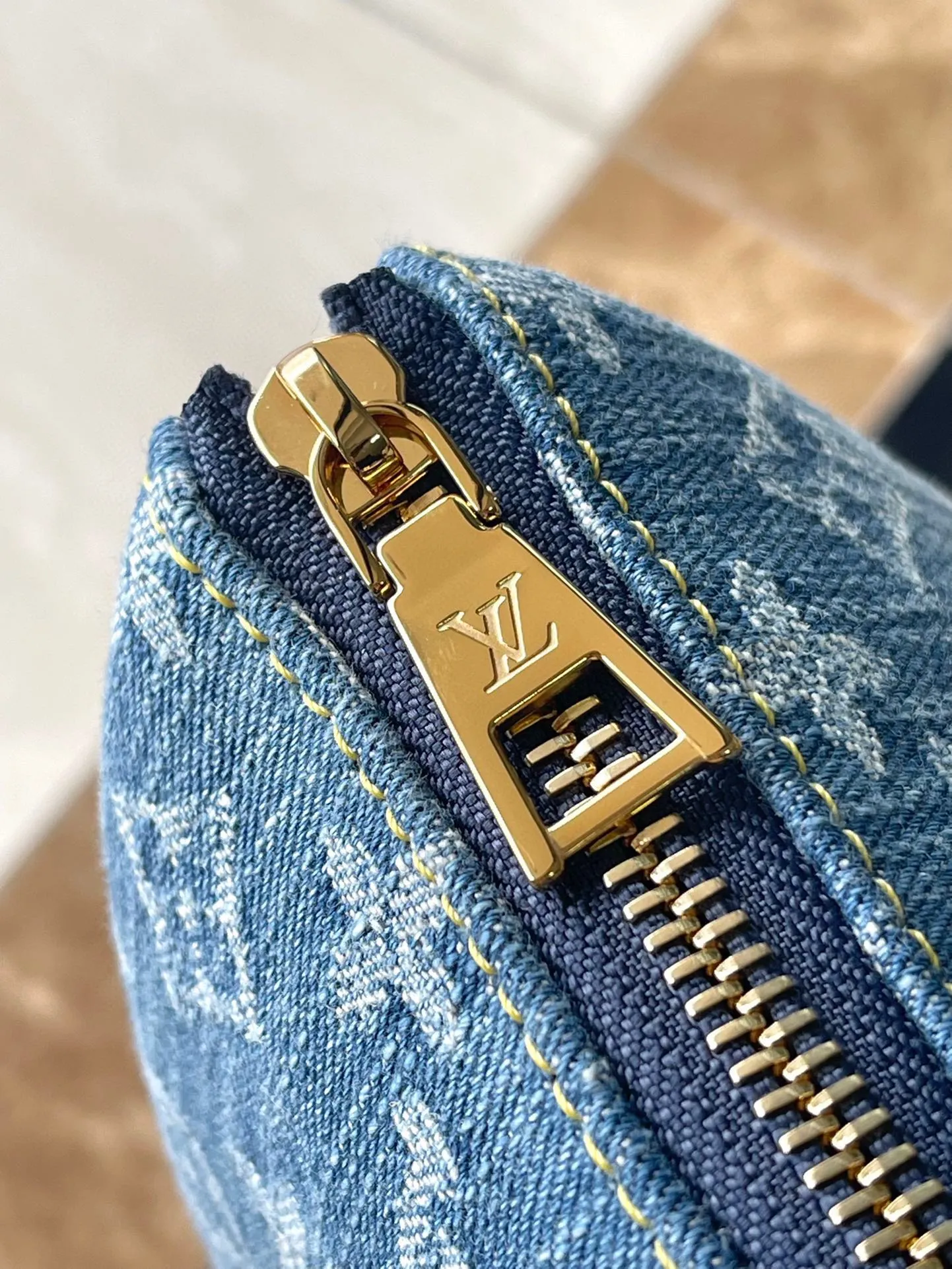 💰1260 (steel chain) top original order M24564 This small Coussin handbag is made of new season cotton denim to give it a fresh and elegant atmosphere, and relies on bleaching and sand-washing processes to achieve a unique look. With the detachable thick chain and wide fabric shoulder strap, the lightweight carrying experience has been upgraded again. 26 x 20 x 12 cm (length x height x width)