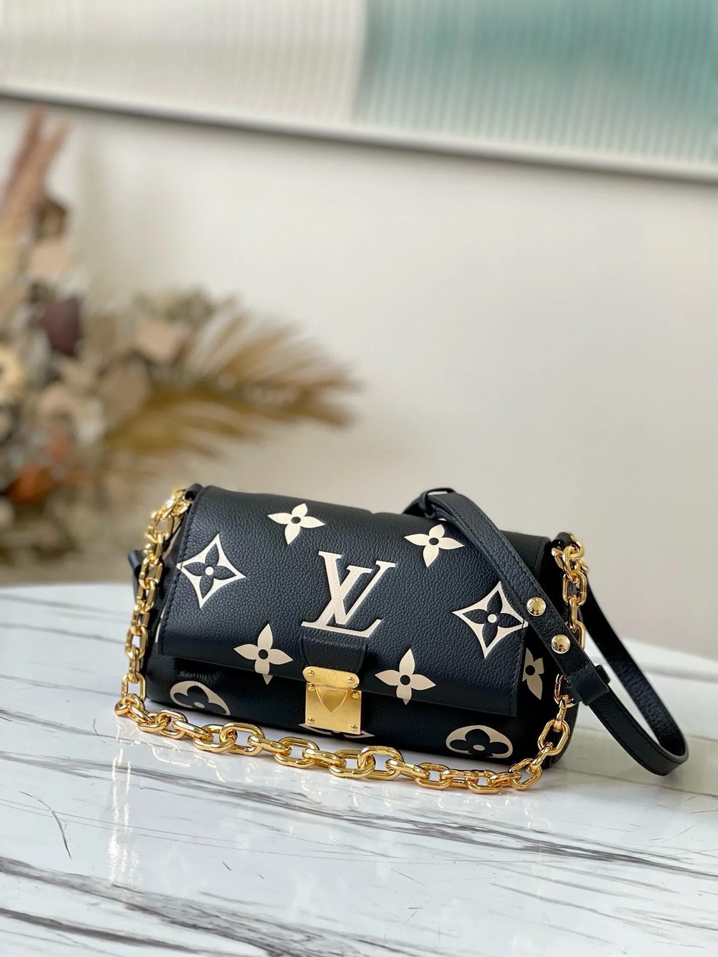 💰1180 (top-grain leather) Top-quality original M45859 Favorite handbag is made of soft grain leather embossed with an oversized Monogram pattern, with gentle pleats to inject a high-definition texture, and the magnetic buckle continues the heritage. The detachable and adjustable shoulder strap allows for short shoulder or cross-body wear, and the detachable chain is suitable for evening occasions. Dimensions: 24 x 14 x 9 cm
