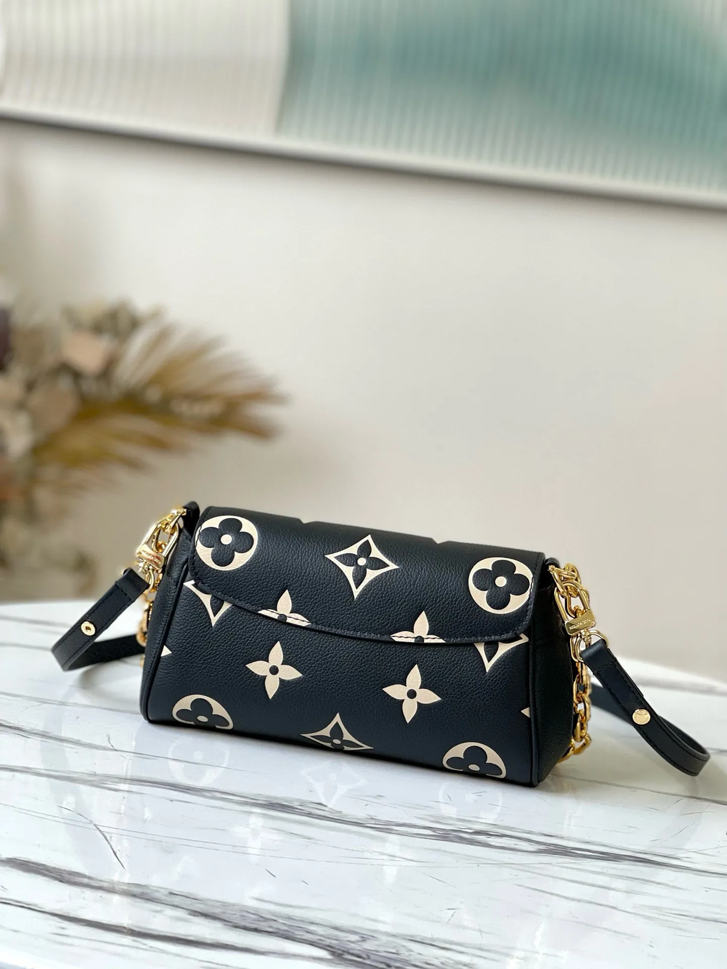 💰1180 (top-grain leather) Top-quality original M45859 Favorite handbag is made of soft grain leather embossed with an oversized Monogram pattern, with gentle pleats to inject a high-definition texture, and the magnetic buckle continues the heritage. The detachable and adjustable shoulder strap allows for short shoulder or cross-body wear, and the detachable chain is suitable for evening occasions. Dimensions: 24 x 14 x 9 cm