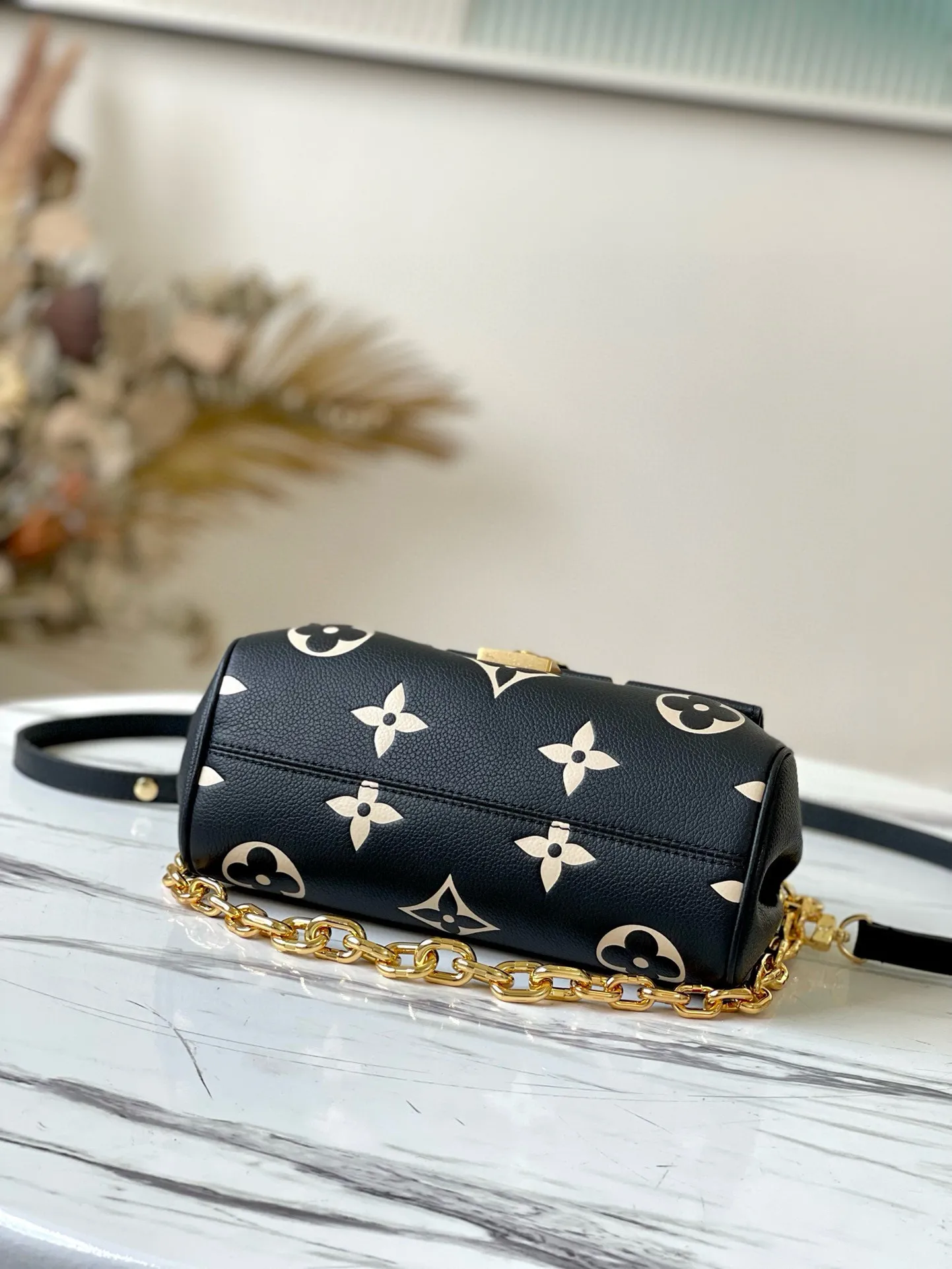 💰1180 (top-grain leather) Top-quality original M45859 Favorite handbag is made of soft grain leather embossed with an oversized Monogram pattern, with gentle pleats to inject a high-definition texture, and the magnetic buckle continues the heritage. The detachable and adjustable shoulder strap allows for short shoulder or cross-body wear, and the detachable chain is suitable for evening occasions. Dimensions: 24 x 14 x 9 cm