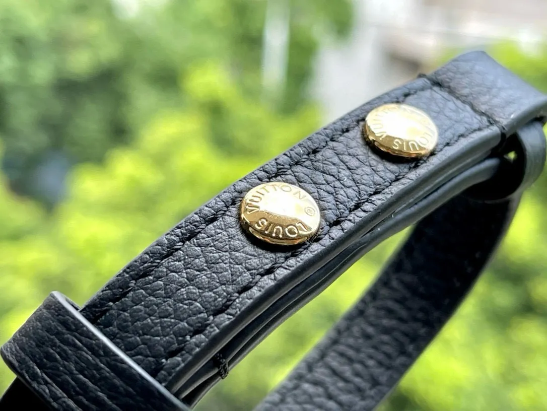 💰1180 (top-grain leather) Top-quality original M45859 Favorite handbag is made of soft grain leather embossed with an oversized Monogram pattern, with gentle pleats to inject a high-definition texture, and the magnetic buckle continues the heritage. The detachable and adjustable shoulder strap allows for short shoulder or cross-body wear, and the detachable chain is suitable for evening occasions. Dimensions: 24 x 14 x 9 cm