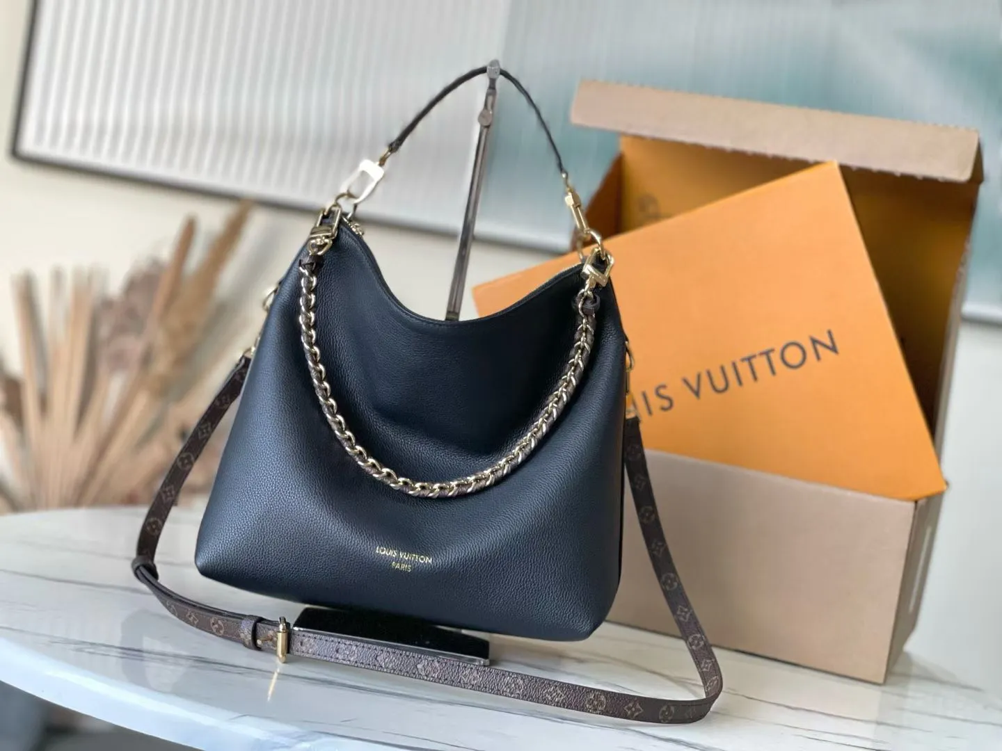 💰1180 (top layer leather) top original order M28029 black Multipass handbag is inspired by the Express handbag that debuted in the 2025 autumn and winter series. This handbag has a casual drape shape, is trimmed with the brand's signature Monogram canvas, and is embellished with a dazzling braided chain. It can be carried in a variety of ways and can accommodate daily needs such as tablet computers. Dimensions: 30 × 26 × 10 cm