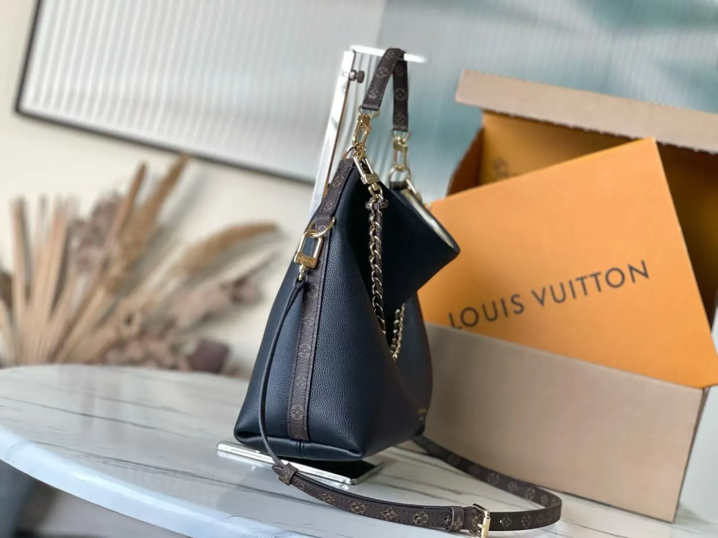 💰1180 (top layer leather) top original order M28029 black Multipass handbag is inspired by the Express handbag that debuted in the 2025 autumn and winter series. This handbag has a casual drape shape, is trimmed with the brand's signature Monogram canvas, and is embellished with a dazzling braided chain. It can be carried in a variety of ways and can accommodate daily needs such as tablet computers. Dimensions: 30 × 26 × 10 cm