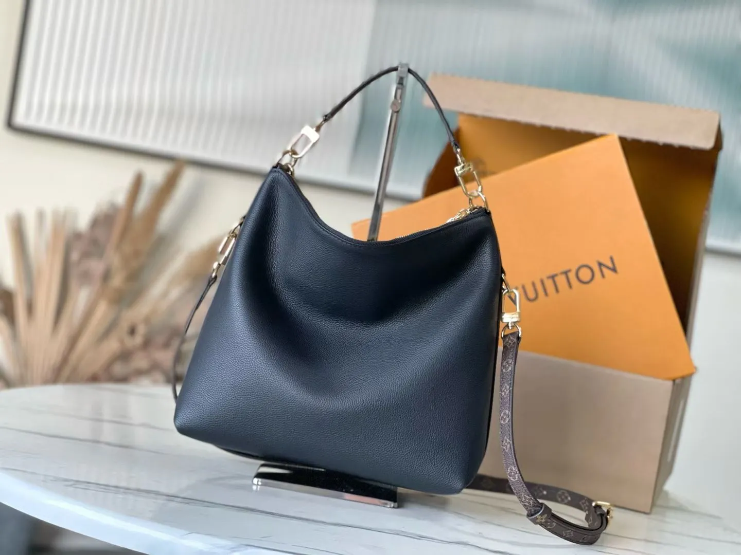💰1180 (top layer leather) top original order M28029 black Multipass handbag is inspired by the Express handbag that debuted in the 2025 autumn and winter series. This handbag has a casual drape shape, is trimmed with the brand's signature Monogram canvas, and is embellished with a dazzling braided chain. It can be carried in a variety of ways and can accommodate daily needs such as tablet computers. Dimensions: 30 × 26 × 10 cm