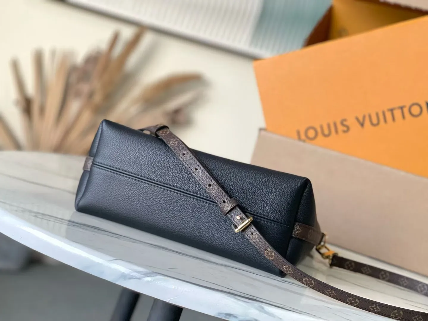 💰1180 (top layer leather) top original order M28029 black Multipass handbag is inspired by the Express handbag that debuted in the 2025 autumn and winter series. This handbag has a casual drape shape, is trimmed with the brand's signature Monogram canvas, and is embellished with a dazzling braided chain. It can be carried in a variety of ways and can accommodate daily needs such as tablet computers. Dimensions: 30 × 26 × 10 cm