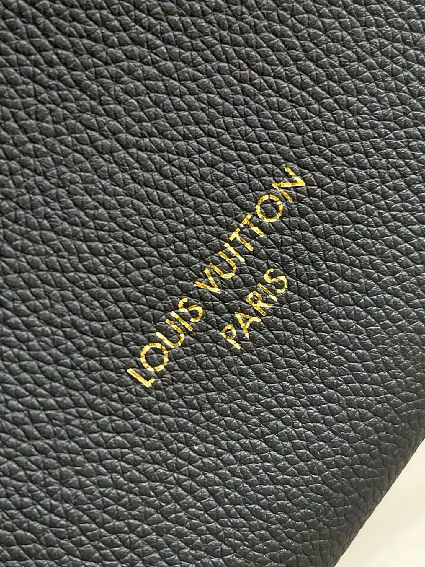 💰1180 (top layer leather) top original order M28029 black Multipass handbag is inspired by the Express handbag that debuted in the 2025 autumn and winter series. This handbag has a casual drape shape, is trimmed with the brand's signature Monogram canvas, and is embellished with a dazzling braided chain. It can be carried in a variety of ways and can accommodate daily needs such as tablet computers. Dimensions: 30 × 26 × 10 cm