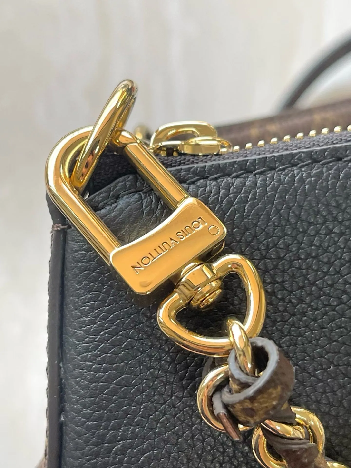 💰1180 (top layer leather) top original order M28029 black Multipass handbag is inspired by the Express handbag that debuted in the 2025 autumn and winter series. This handbag has a casual drape shape, is trimmed with the brand's signature Monogram canvas, and is embellished with a dazzling braided chain. It can be carried in a variety of ways and can accommodate daily needs such as tablet computers. Dimensions: 30 × 26 × 10 cm