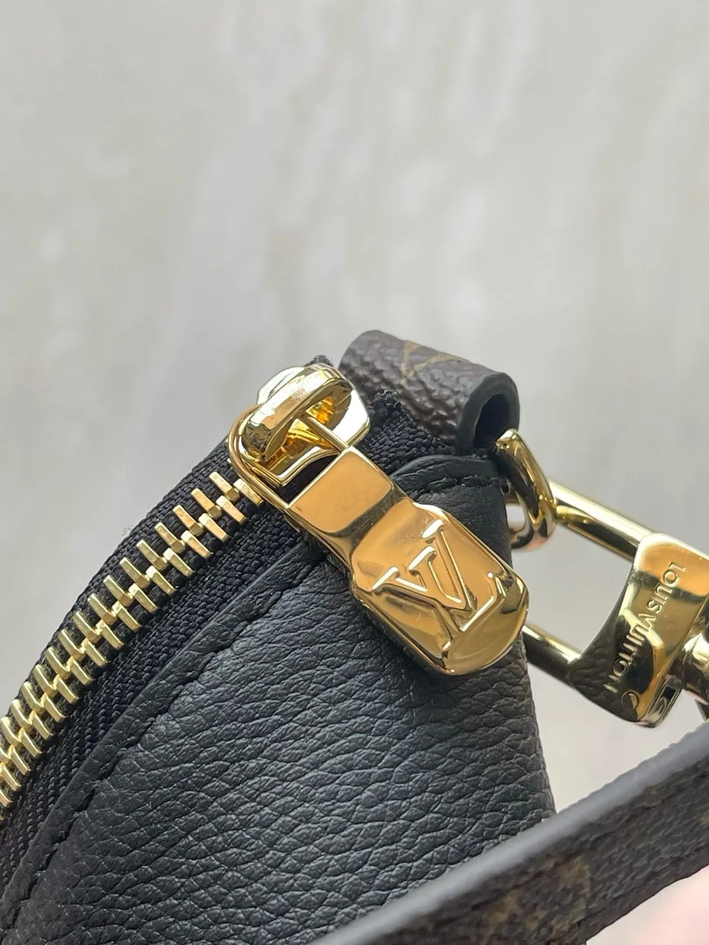 💰1180 (top layer leather) top original order M28029 black Multipass handbag is inspired by the Express handbag that debuted in the 2025 autumn and winter series. This handbag has a casual drape shape, is trimmed with the brand's signature Monogram canvas, and is embellished with a dazzling braided chain. It can be carried in a variety of ways and can accommodate daily needs such as tablet computers. Dimensions: 30 × 26 × 10 cm