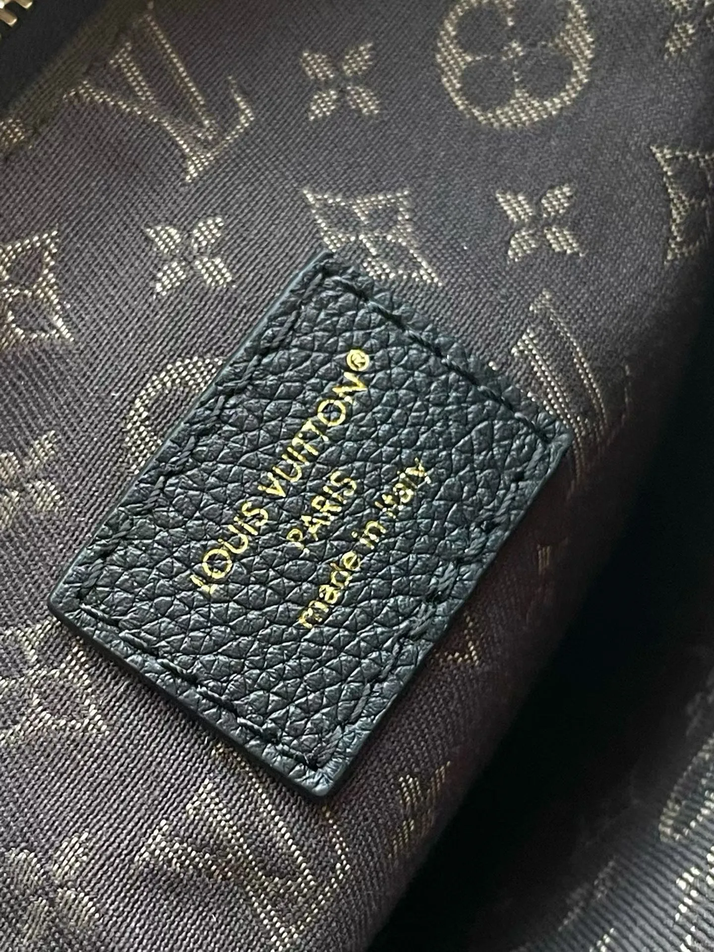 💰1180 (top layer leather) top original order M28029 black Multipass handbag is inspired by the Express handbag that debuted in the 2025 autumn and winter series. This handbag has a casual drape shape, is trimmed with the brand's signature Monogram canvas, and is embellished with a dazzling braided chain. It can be carried in a variety of ways and can accommodate daily needs such as tablet computers. Dimensions: 30 × 26 × 10 cm