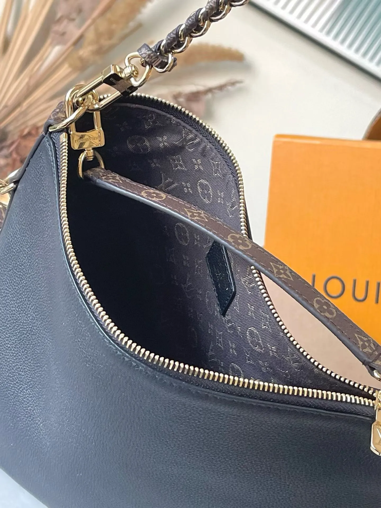 💰1180 (top layer leather) top original order M28029 black Multipass handbag is inspired by the Express handbag that debuted in the 2025 autumn and winter series. This handbag has a casual drape shape, is trimmed with the brand's signature Monogram canvas, and is embellished with a dazzling braided chain. It can be carried in a variety of ways and can accommodate daily needs such as tablet computers. Dimensions: 30 × 26 × 10 cm