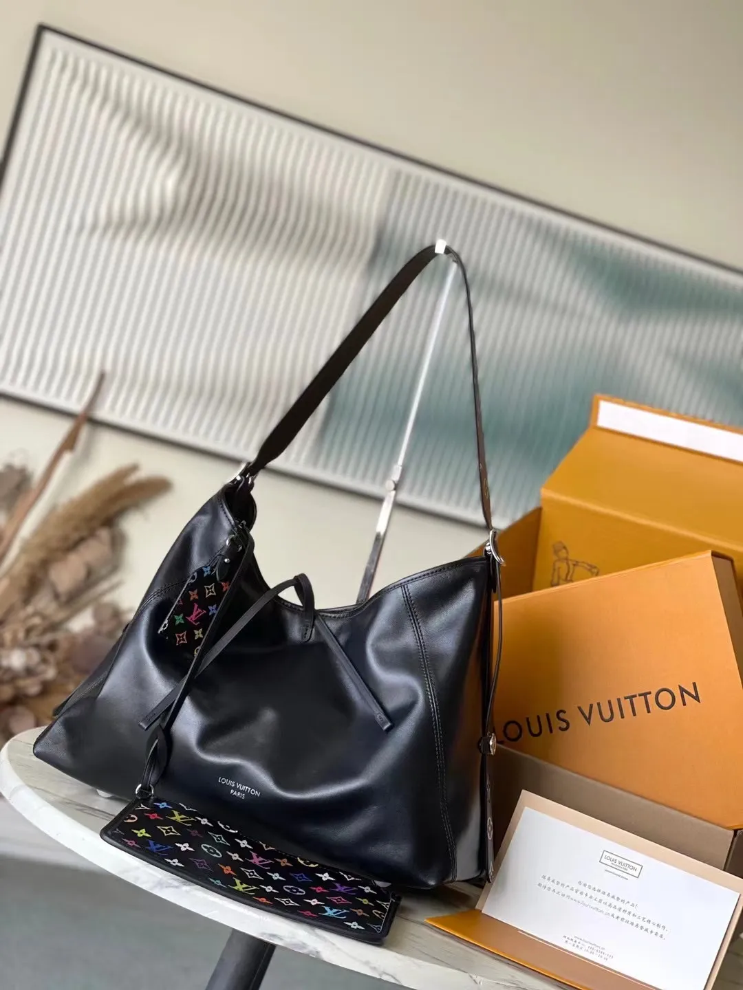 💰1200 (top-grain leather) Top-quality original M13105 This CarryAllVibe handbag is made of soft sheep leather. It has a close-fitting structure with cow leather trim and a detachable inner bag, which can easily store daily needs such as smartphones. The colorful Monogram pattern illuminates the detachable shoulder strap and iconic nameplate, expressing the smart style of the Louis Vuitton × Murakami reissue series. Dimensions: 39 × 30 × 15 cm