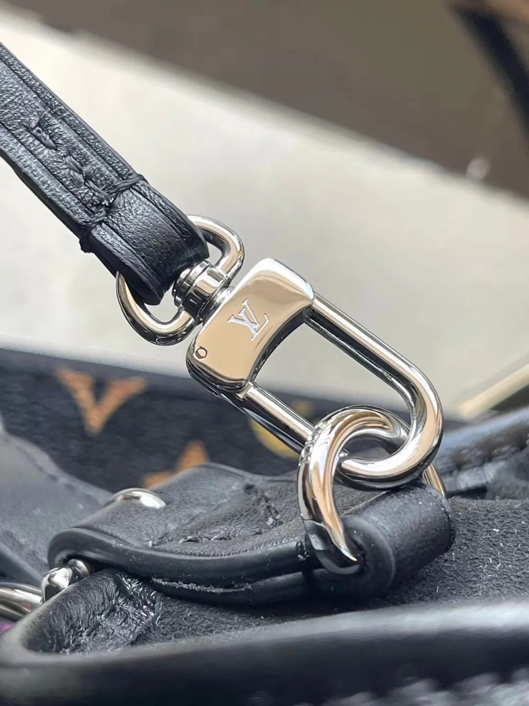 💰1200 (top-grain leather) Top-quality original M13105 This CarryAllVibe handbag is made of soft sheep leather. It has a close-fitting structure with cow leather trim and a detachable inner bag, which can easily store daily needs such as smartphones. The colorful Monogram pattern illuminates the detachable shoulder strap and iconic nameplate, expressing the smart style of the Louis Vuitton × Murakami reissue series. Dimensions: 39 × 30 × 15 cm