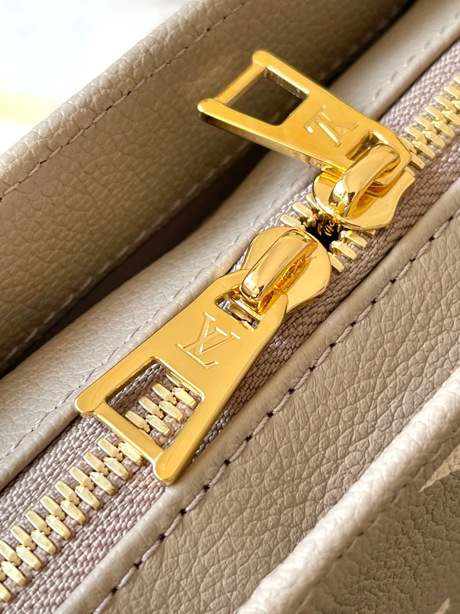 p1440 [Original leather, 💋 M23641 elephant gray] This OnTheGo small handbag is made of Monogram Empreinte leather with a Giant Monogram pattern embossed on it, highlighting its soft and slender silhouette. The compact interior keeps your daily essentials organized, while the articulated top handle and detachable leather and woven chain shoulder strap allow for a variety of carrying options. 25 x 13 x 10 cm (length x height x width)