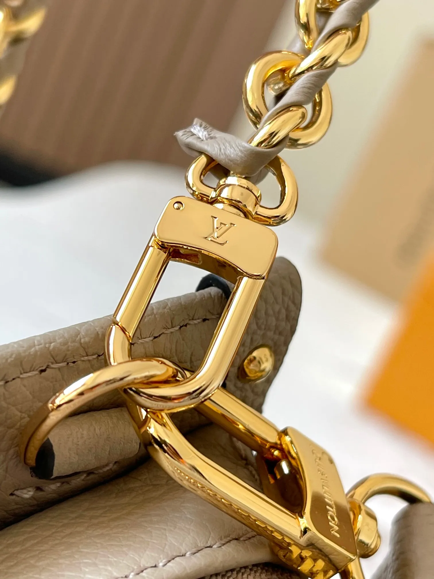 p1440 [Original leather, 💋 M23641 elephant gray] This OnTheGo small handbag is made of Monogram Empreinte leather with a Giant Monogram pattern embossed on it, highlighting its soft and slender silhouette. The compact interior keeps your daily essentials organized, while the articulated top handle and detachable leather and woven chain shoulder strap allow for a variety of carrying options. 25 x 13 x 10 cm (length x height x width)