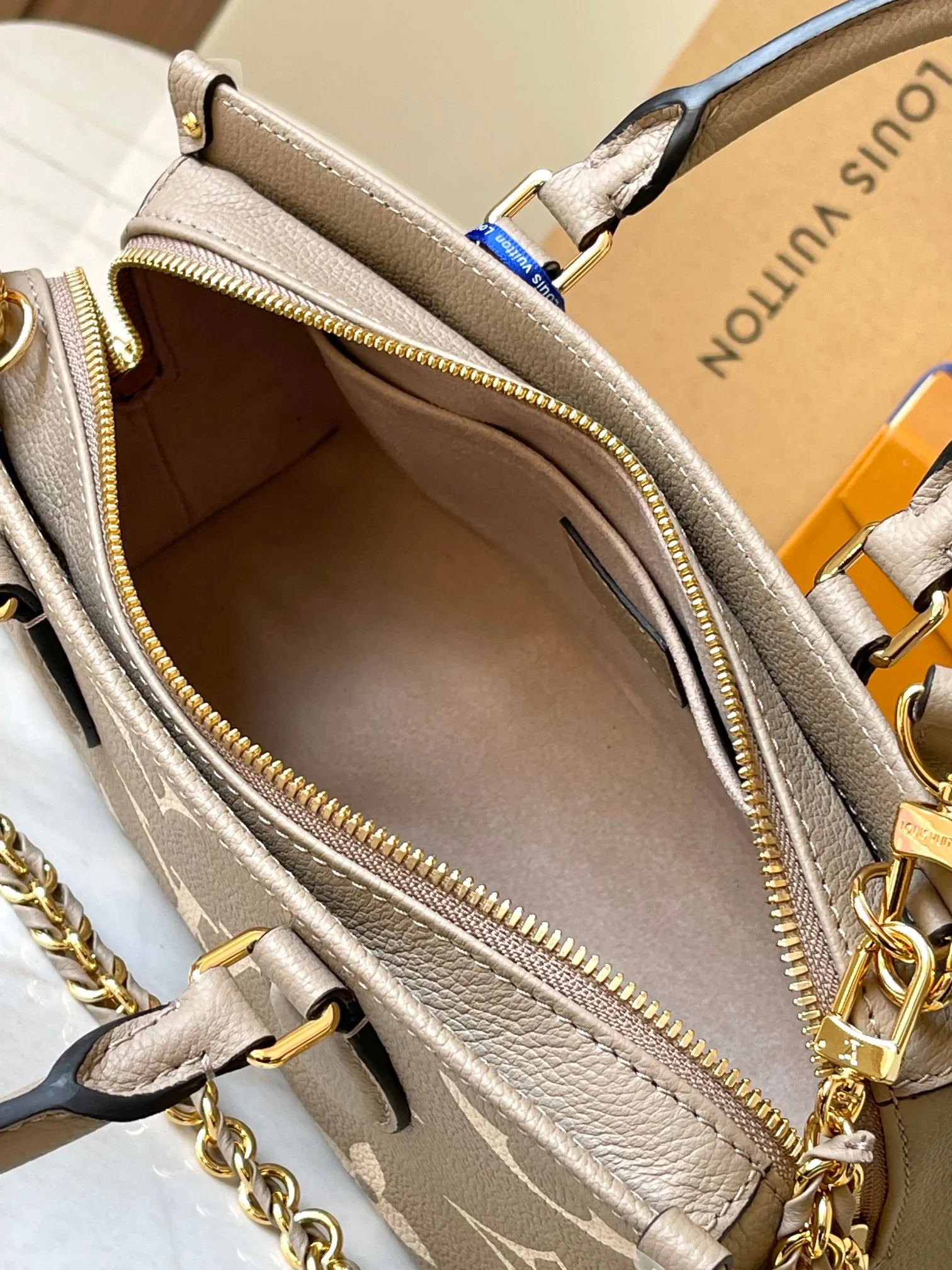 p1440 [Original leather, 💋 M23641 elephant gray] This OnTheGo small handbag is made of Monogram Empreinte leather with a Giant Monogram pattern embossed on it, highlighting its soft and slender silhouette. The compact interior keeps your daily essentials organized, while the articulated top handle and detachable leather and woven chain shoulder strap allow for a variety of carrying options. 25 x 13 x 10 cm (length x height x width)