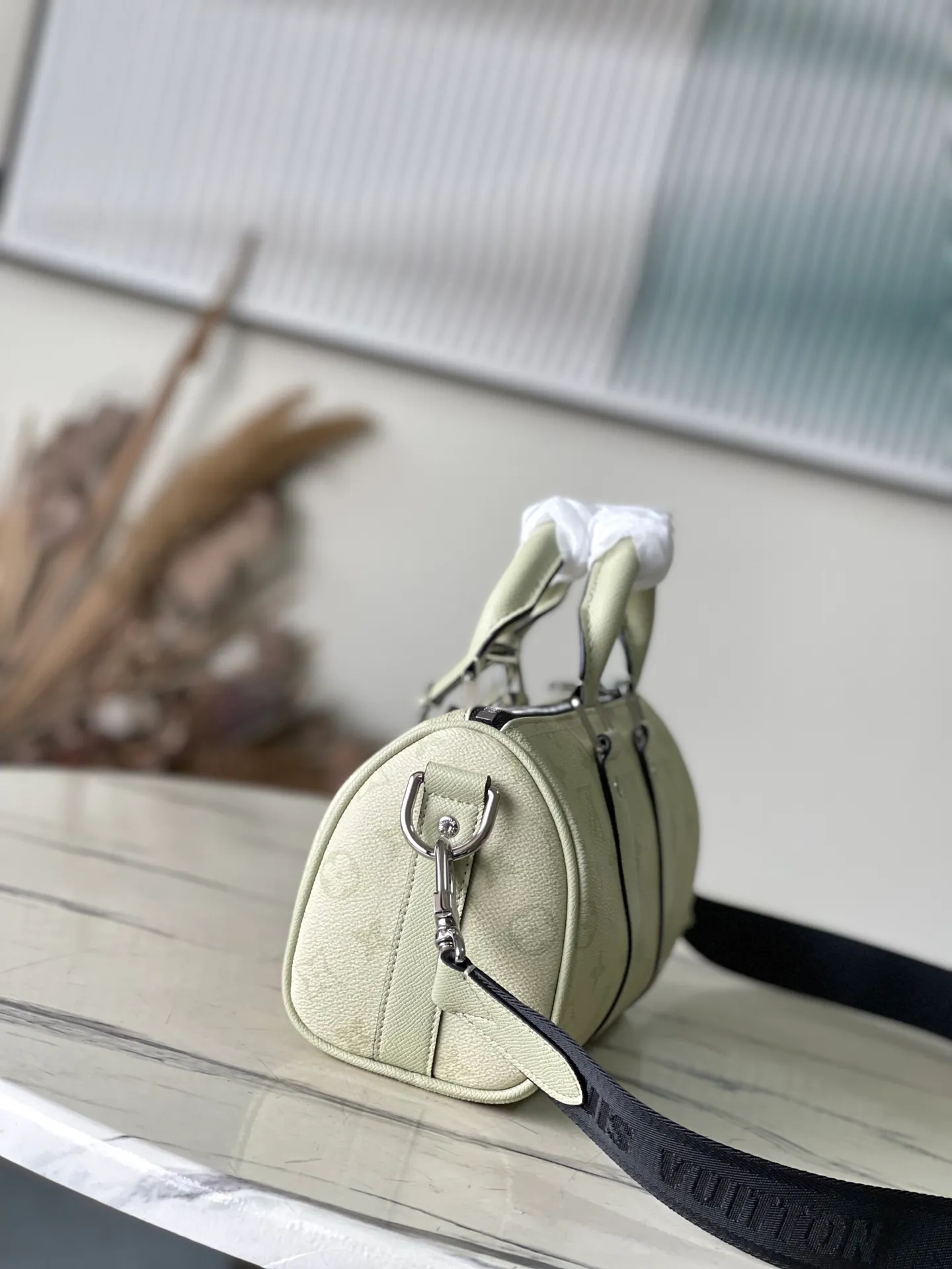💰960 (top-grain leather) top original single M14078 light green This Keepall 25 handbag is made of Monogram Eclipse Reverse canvas, showing an elegant reinterpretation of Louis Vuitton's classic pattern. Reinforced straps and leather name tags continue the iconic elements of the Keepall series, and zipper closure keeps personal items safe. Dimensions: 25.0 x 15.0 x 11.0cm (Length x Height x Width)