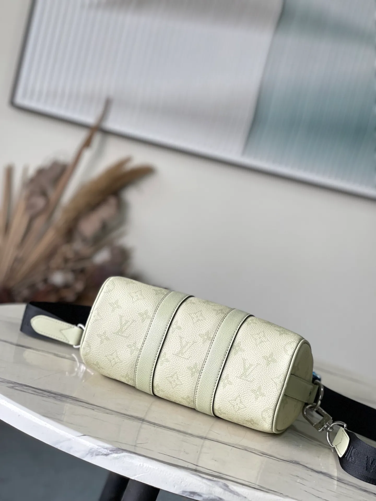 💰960 (top-grain leather) top original single M14078 light green This Keepall 25 handbag is made of Monogram Eclipse Reverse canvas, showing an elegant reinterpretation of Louis Vuitton's classic pattern. Reinforced straps and leather name tags continue the iconic elements of the Keepall series, and zipper closure keeps personal items safe. Dimensions: 25.0 x 15.0 x 11.0cm (Length x Height x Width)