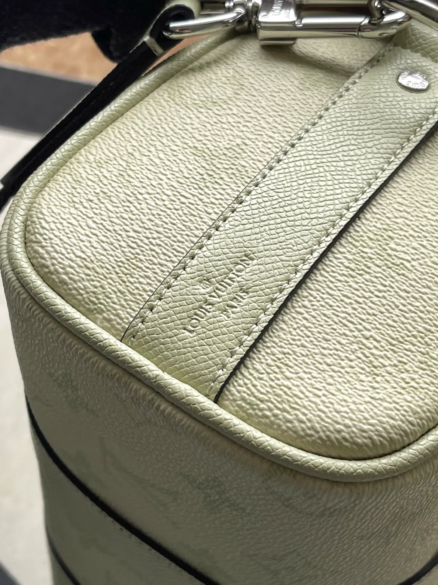 💰960 (top-grain leather) top original single M14078 light green This Keepall 25 handbag is made of Monogram Eclipse Reverse canvas, showing an elegant reinterpretation of Louis Vuitton's classic pattern. Reinforced straps and leather name tags continue the iconic elements of the Keepall series, and zipper closure keeps personal items safe. Dimensions: 25.0 x 15.0 x 11.0cm (Length x Height x Width)
