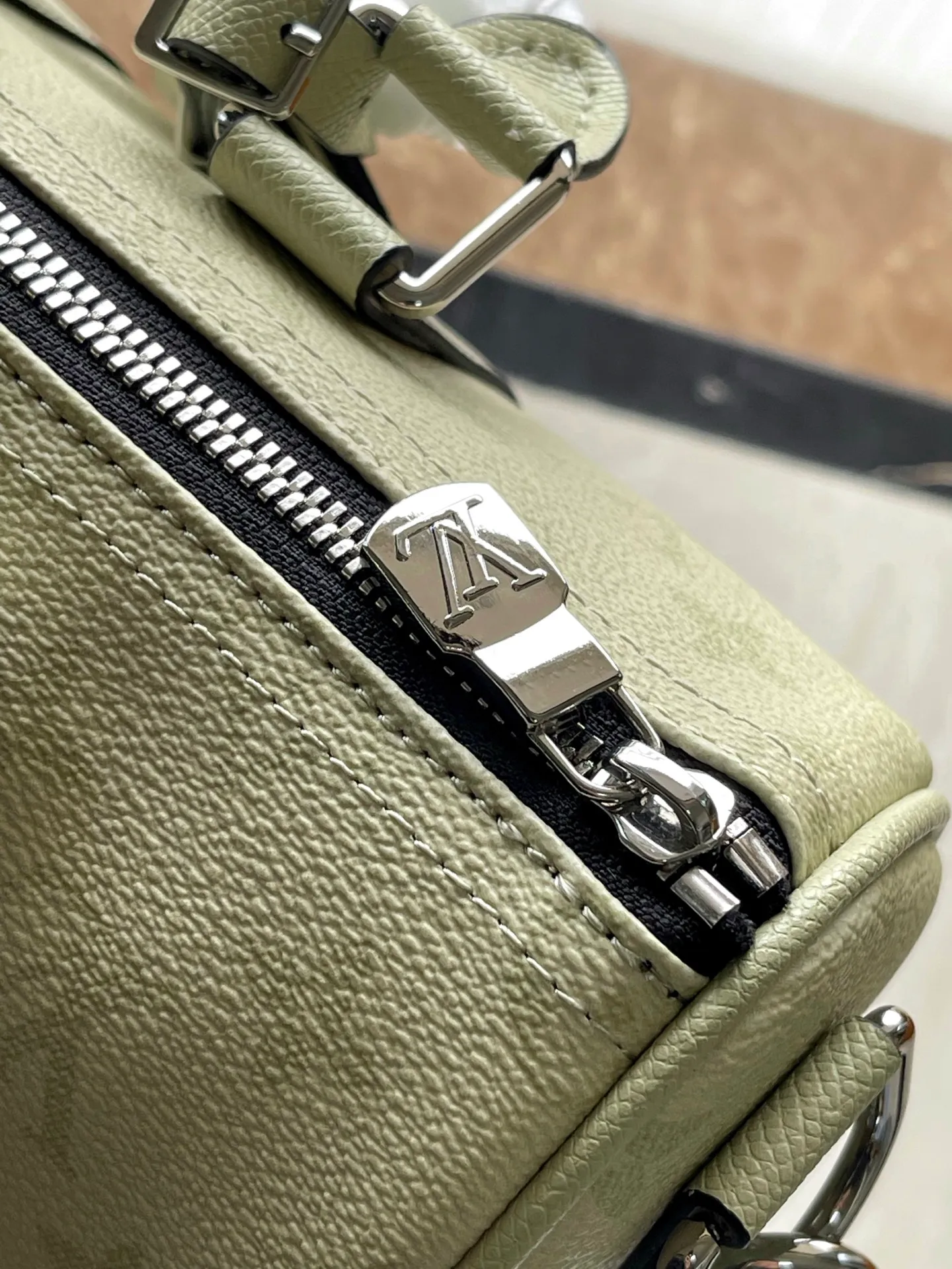 💰960 (top-grain leather) top original single M14078 light green This Keepall 25 handbag is made of Monogram Eclipse Reverse canvas, showing an elegant reinterpretation of Louis Vuitton's classic pattern. Reinforced straps and leather name tags continue the iconic elements of the Keepall series, and zipper closure keeps personal items safe. Dimensions: 25.0 x 15.0 x 11.0cm (Length x Height x Width)
