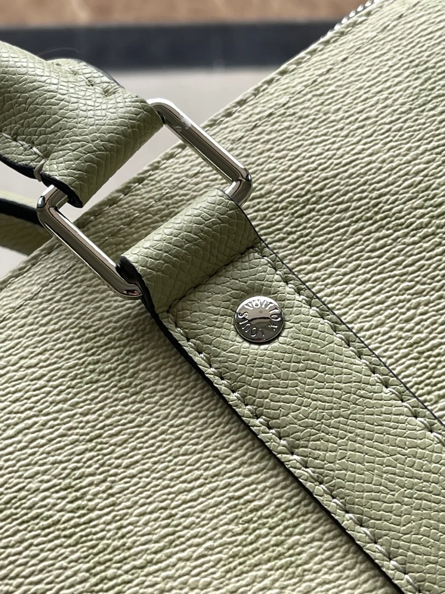 💰960 (top-grain leather) top original single M14078 light green This Keepall 25 handbag is made of Monogram Eclipse Reverse canvas, showing an elegant reinterpretation of Louis Vuitton's classic pattern. Reinforced straps and leather name tags continue the iconic elements of the Keepall series, and zipper closure keeps personal items safe. Dimensions: 25.0 x 15.0 x 11.0cm (Length x Height x Width)