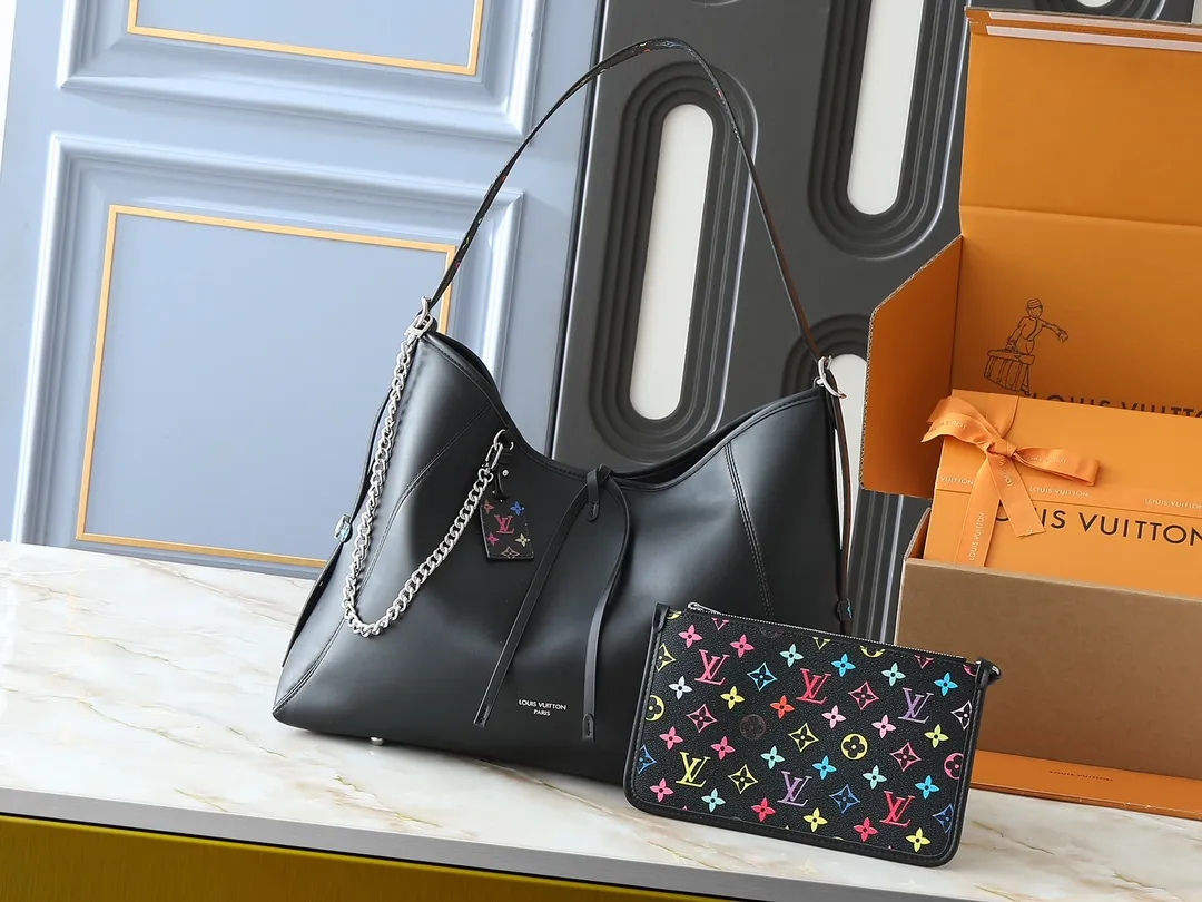 💰280💰Upgraded from the original M25143 M24861 M12583 M12579 M12919 M13105 This CarryAll Dark medium handbag is made of soft sheep leather to create a fashionable and lazy silhouette, adding eye-catching charm to the 2024 spring and summer show style. Polished metal pieces are complemented by a tactile, slightly wrinkled texture. Plenty of space can accommodate a variety of daily necessities, making it a great travel companion. Dimensions: 30 x 15 x 39 cm (height x width x length)