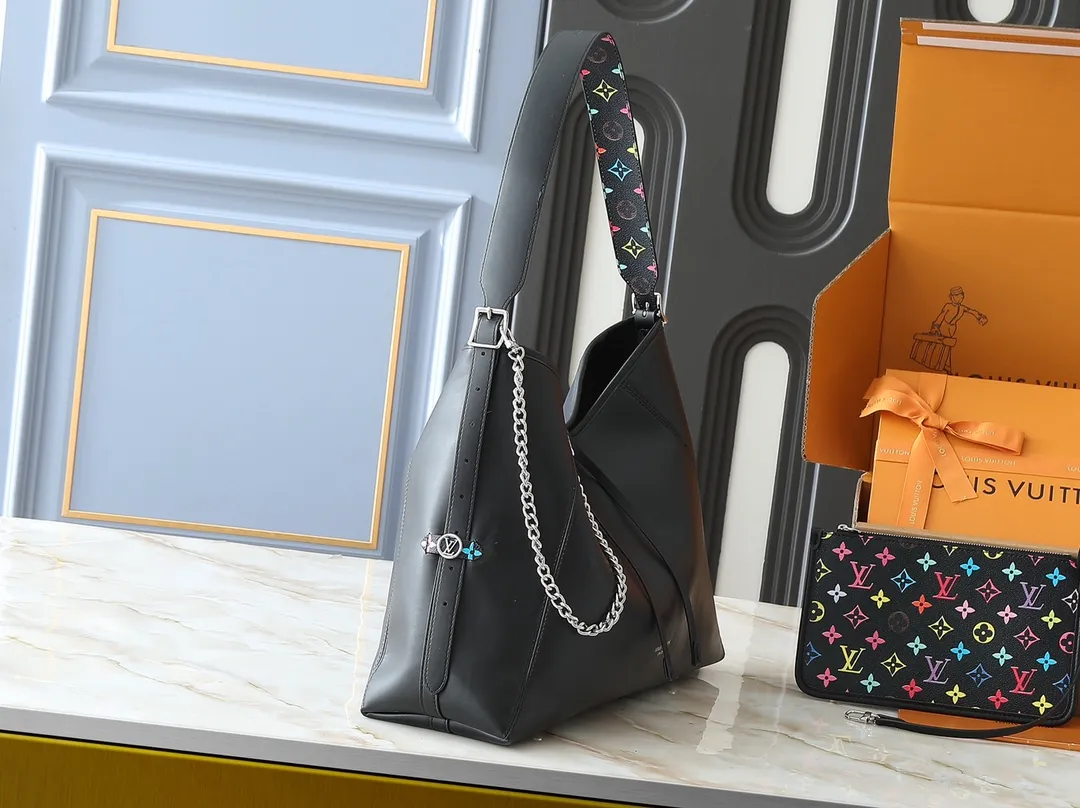 💰280💰Upgraded from the original M25143 M24861 M12583 M12579 M12919 M13105 This CarryAll Dark medium handbag is made of soft sheep leather to create a fashionable and lazy silhouette, adding eye-catching charm to the 2024 spring and summer show style. Polished metal pieces are complemented by a tactile, slightly wrinkled texture. Plenty of space can accommodate a variety of daily necessities, making it a great travel companion. Dimensions: 30 x 15 x 39 cm (height x width x length)