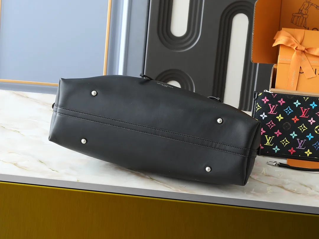 💰280💰Upgraded from the original M25143 M24861 M12583 M12579 M12919 M13105 This CarryAll Dark medium handbag is made of soft sheep leather to create a fashionable and lazy silhouette, adding eye-catching charm to the 2024 spring and summer show style. Polished metal pieces are complemented by a tactile, slightly wrinkled texture. Plenty of space can accommodate a variety of daily necessities, making it a great travel companion. Dimensions: 30 x 15 x 39 cm (height x width x length)