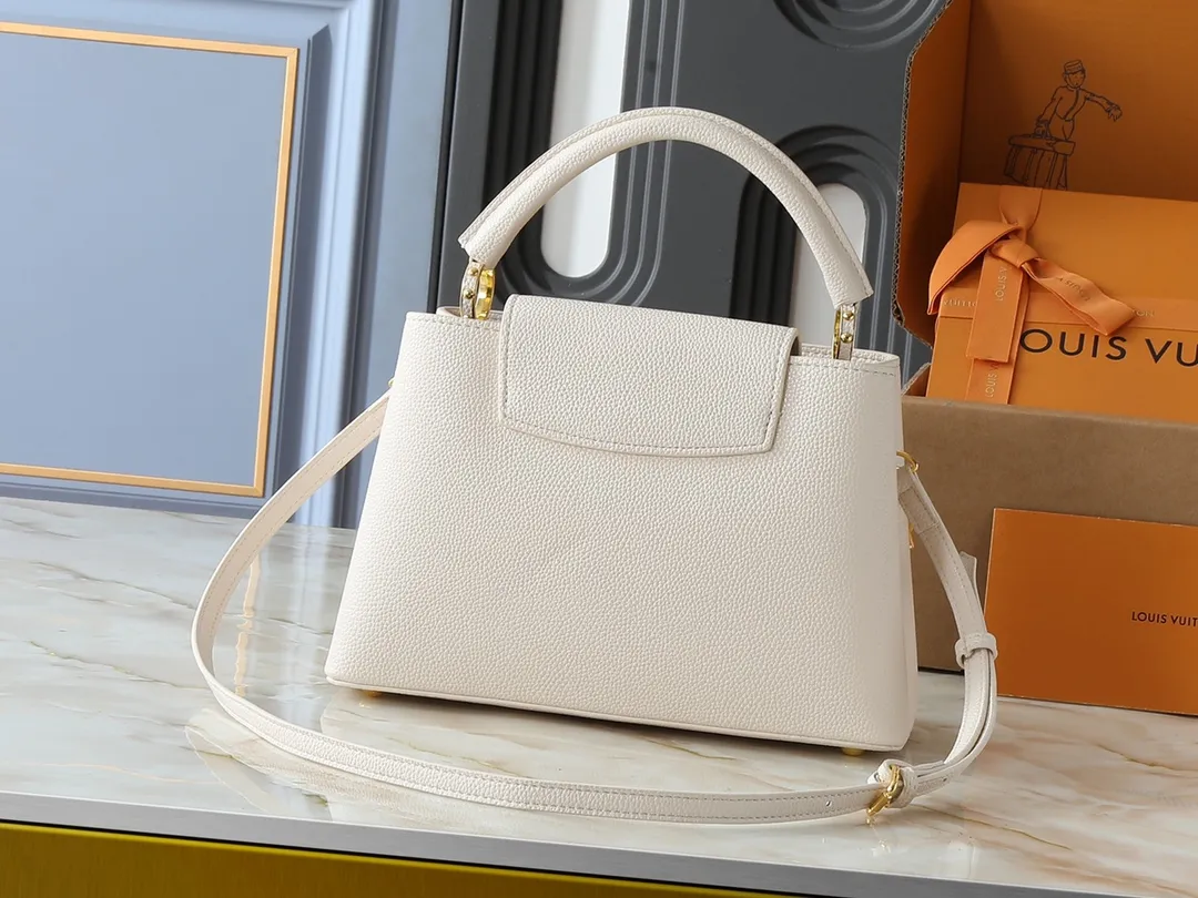 💰460💰Guangzhou goods Upgraded from the original M14381 M14970 M14393 M14972 M14971 This medium Capucines handbag comes from the Harmony series and explores the inspiration of the Monogram flower with a decorative chain. Taurillon cow leather creates an elegant structure, colorful resin outlines the LV letters, and the flip cover provides two styles: external or internal. The neat interior is equipped with multiple pockets, and the detachable and adjustable shoulder strap makes it easy to wear cross-body. Dimensions: 31.5 x 20.0 x 11.0 cm (length x height x width)