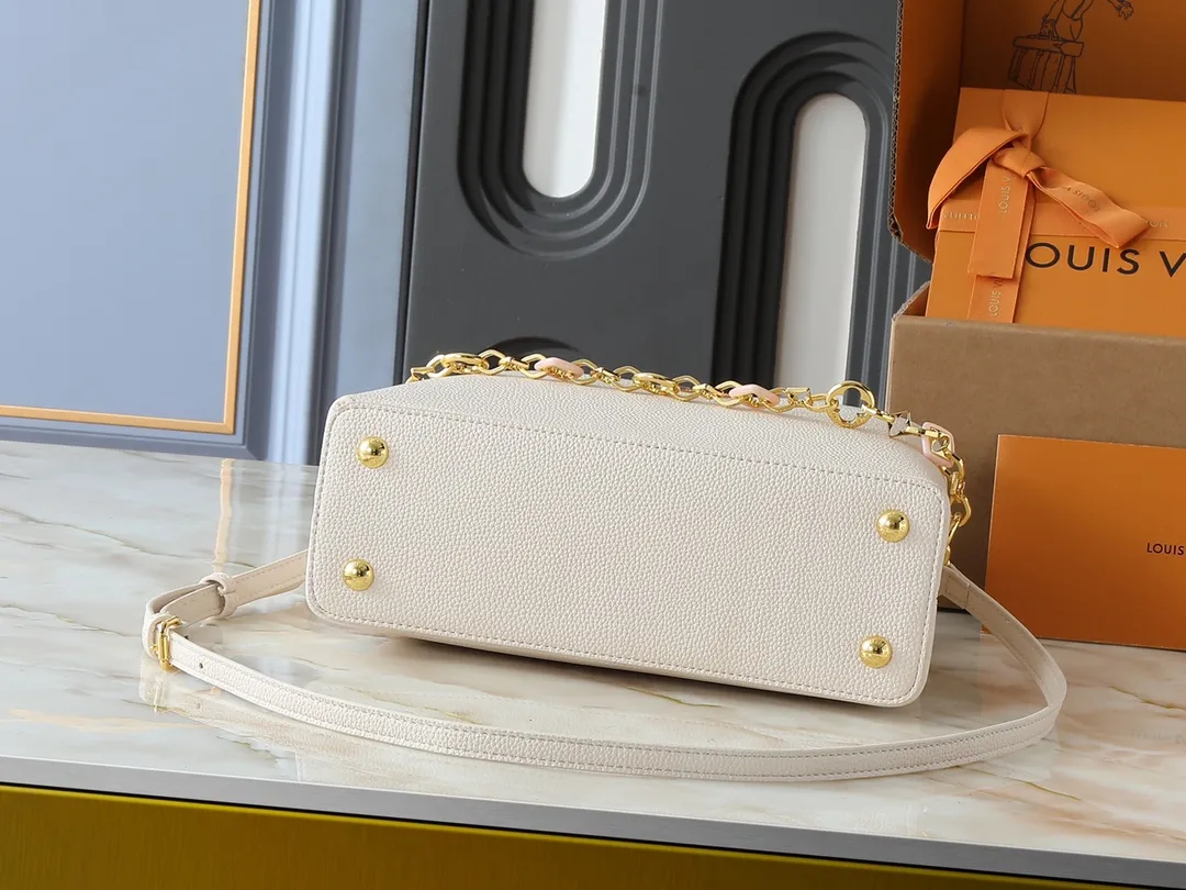 💰460💰Guangzhou goods Upgraded from the original M14381 M14970 M14393 M14972 M14971 This medium Capucines handbag comes from the Harmony series and explores the inspiration of the Monogram flower with a decorative chain. Taurillon cow leather creates an elegant structure, colorful resin outlines the LV letters, and the flip cover provides two styles: external or internal. The neat interior is equipped with multiple pockets, and the detachable and adjustable shoulder strap makes it easy to wear cross-body. Dimensions: 31.5 x 20.0 x 11.0 cm (length x height x width)