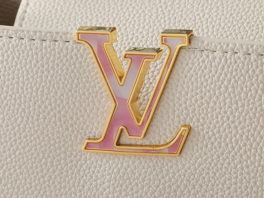 💰460💰Guangzhou goods Upgraded from the original M14381 M14970 M14393 M14972 M14971 This medium Capucines handbag comes from the Harmony series and explores the inspiration of the Monogram flower with a decorative chain. Taurillon cow leather creates an elegant structure, colorful resin outlines the LV letters, and the flip cover provides two styles: external or internal. The neat interior is equipped with multiple pockets, and the detachable and adjustable shoulder strap makes it easy to wear cross-body. Dimensions: 31.5 x 20.0 x 11.0 cm (length x height x width)