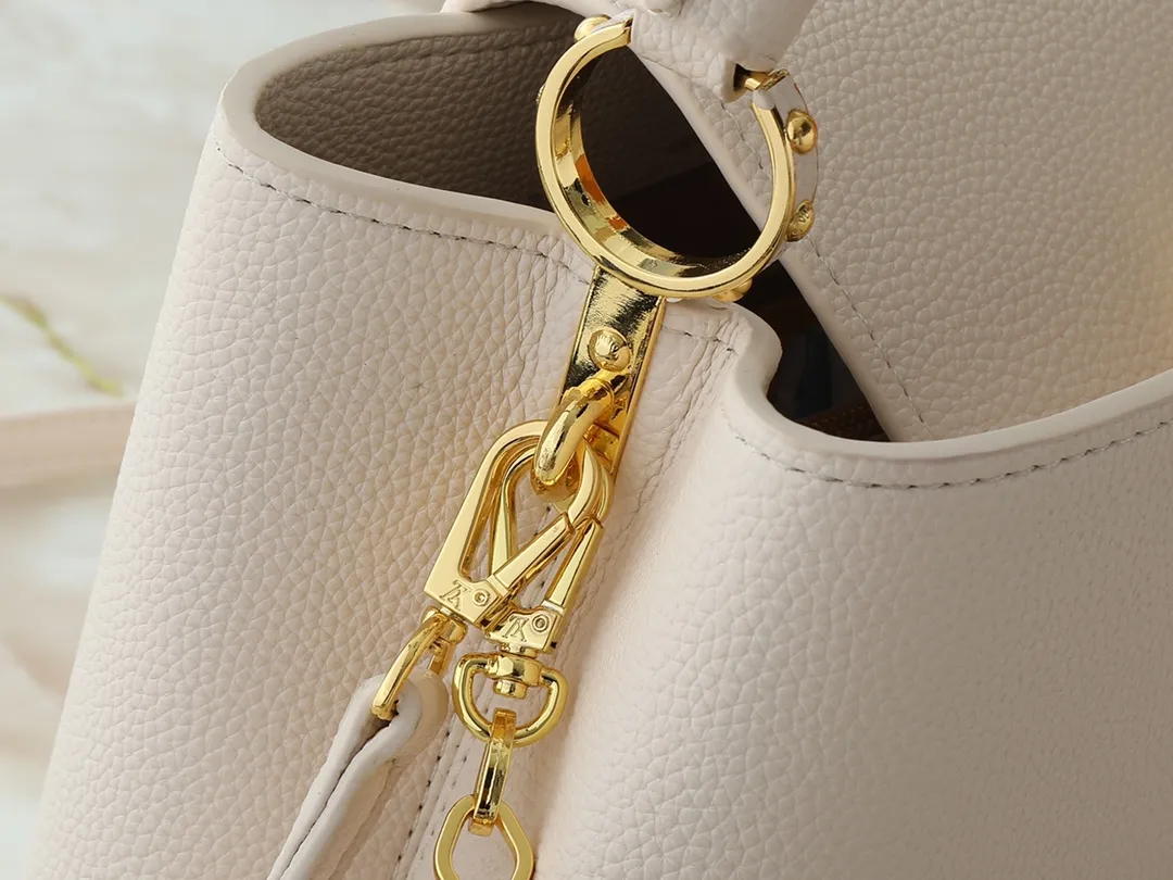 💰460💰Guangzhou goods Upgraded from the original M14381 M14970 M14393 M14972 M14971 This medium Capucines handbag comes from the Harmony series and explores the inspiration of the Monogram flower with a decorative chain. Taurillon cow leather creates an elegant structure, colorful resin outlines the LV letters, and the flip cover provides two styles: external or internal. The neat interior is equipped with multiple pockets, and the detachable and adjustable shoulder strap makes it easy to wear cross-body. Dimensions: 31.5 x 20.0 x 11.0 cm (length x height x width)